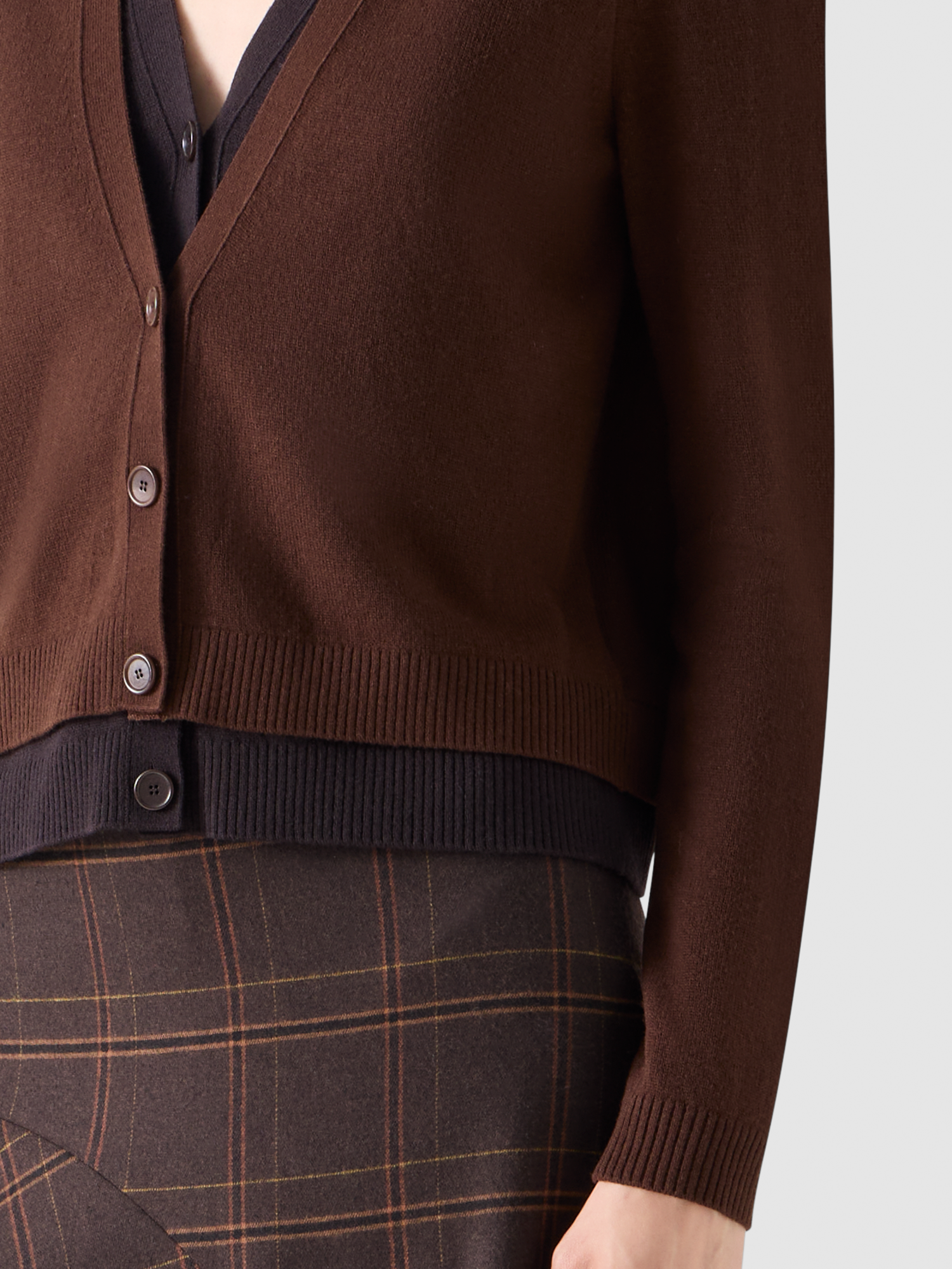 Designer Wolle-Kaschmir Cardigan mit Trompe-l'Oeil V-Einsatz - Braun 
