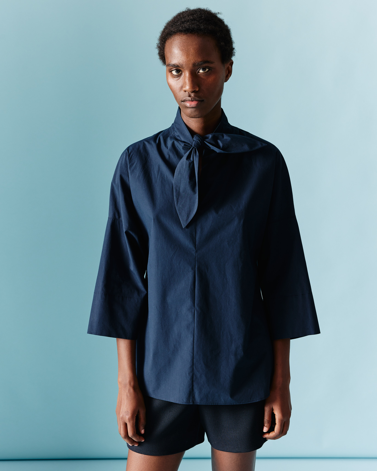 Designer Tunika aus Baumwolle mit Knoten - Dunkelblau - Blau #editorial