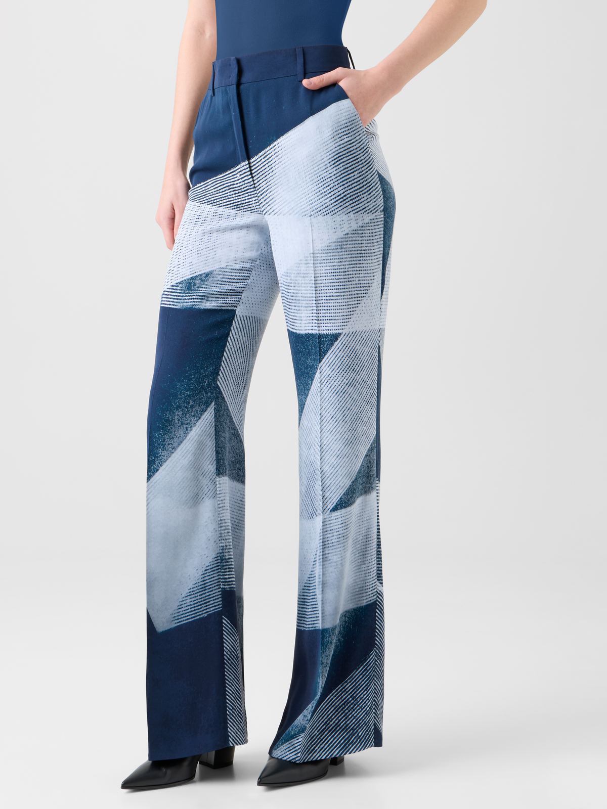 Designer Weite gerade Seidenhose im Zigzag Print - Dunkelblau - Blau - Bunt #editorial