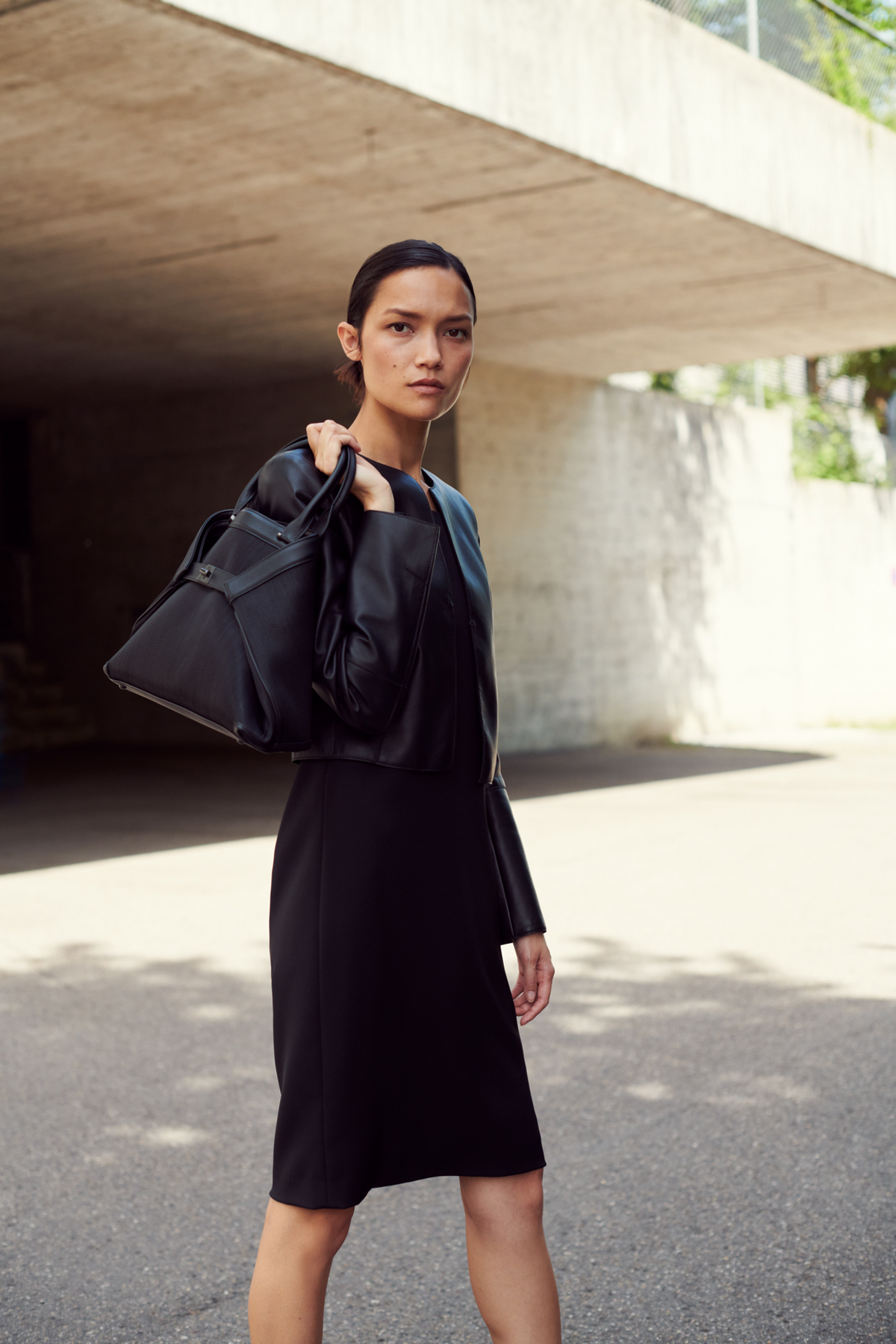 Designer Etuikleid aus Seiden-Stretch-Crêpe - Schwarz #editorial