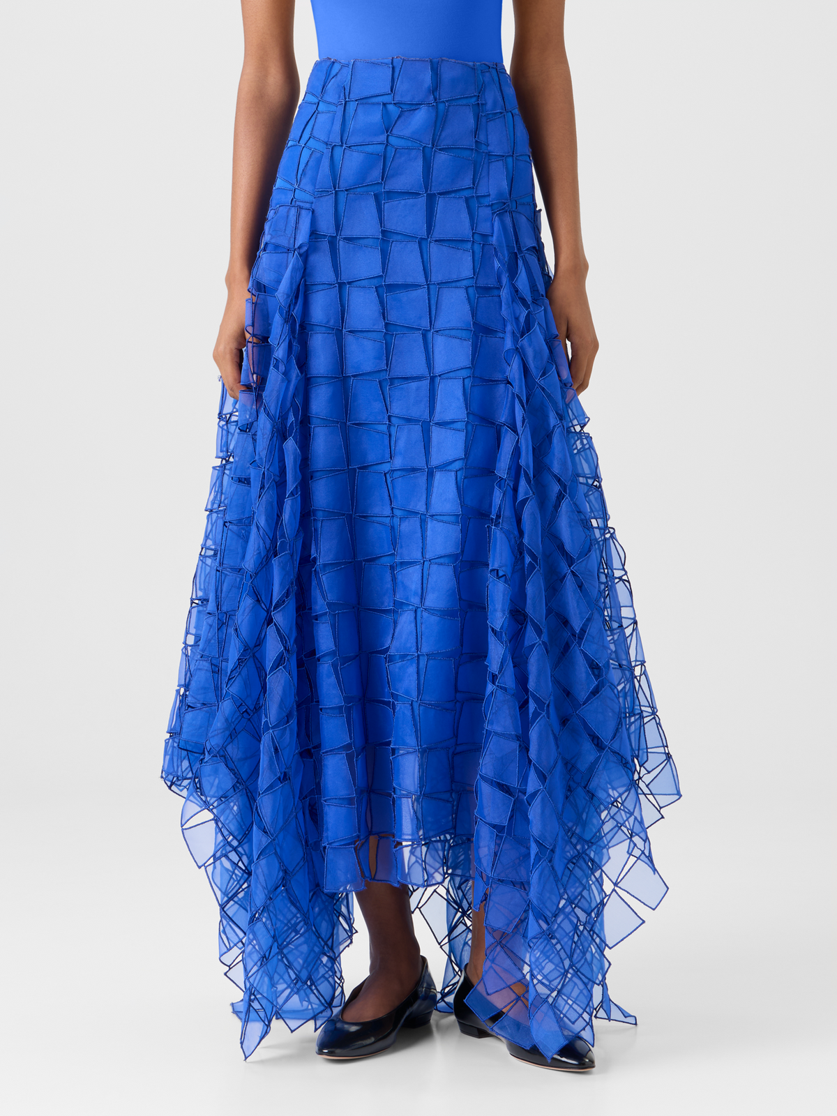 Designer Maxirock mit Trapez-Stickerei aus Organza - Blau #editorial