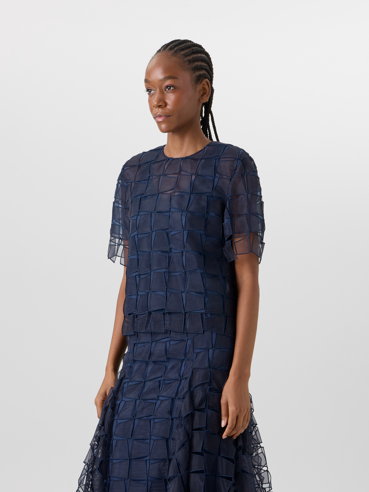 Designer Kurzärmelige Bluse mit Trapez-Stickerei aus Organza - Dunkelblau #editorial