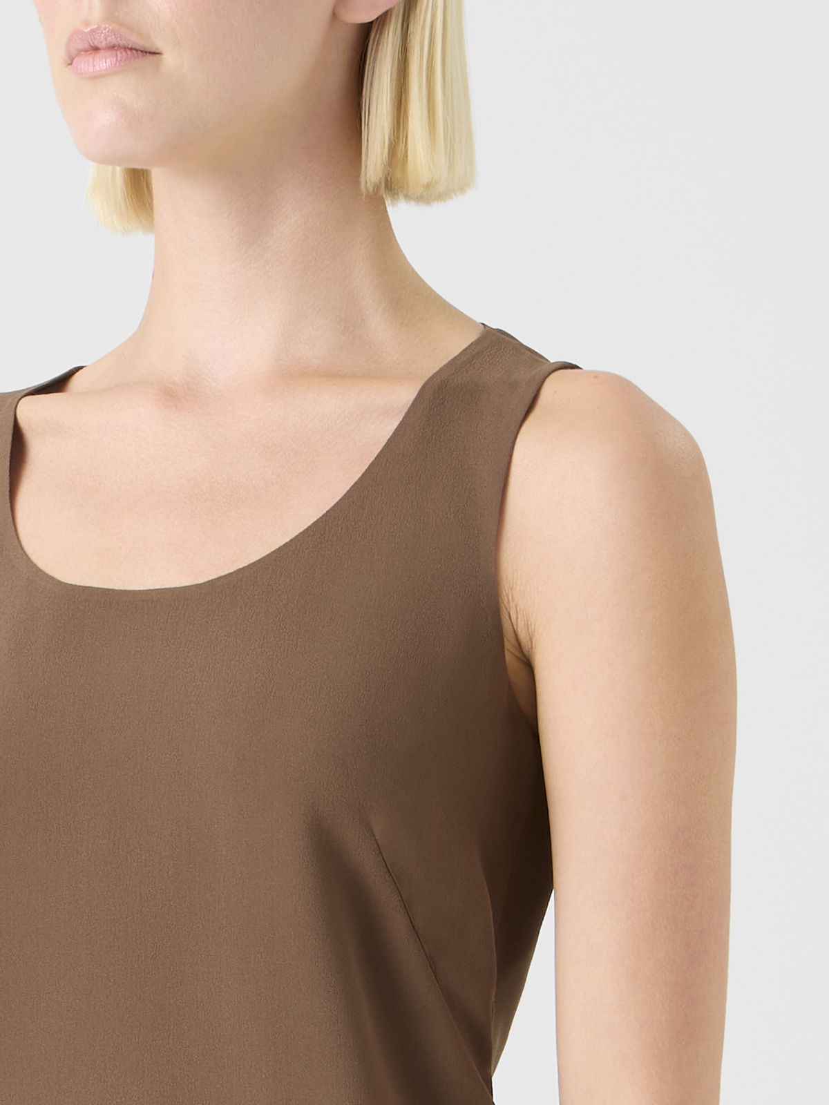 Designer Top aus Seiden-Georgette mit U-Ausschnitt - Braun #editorial