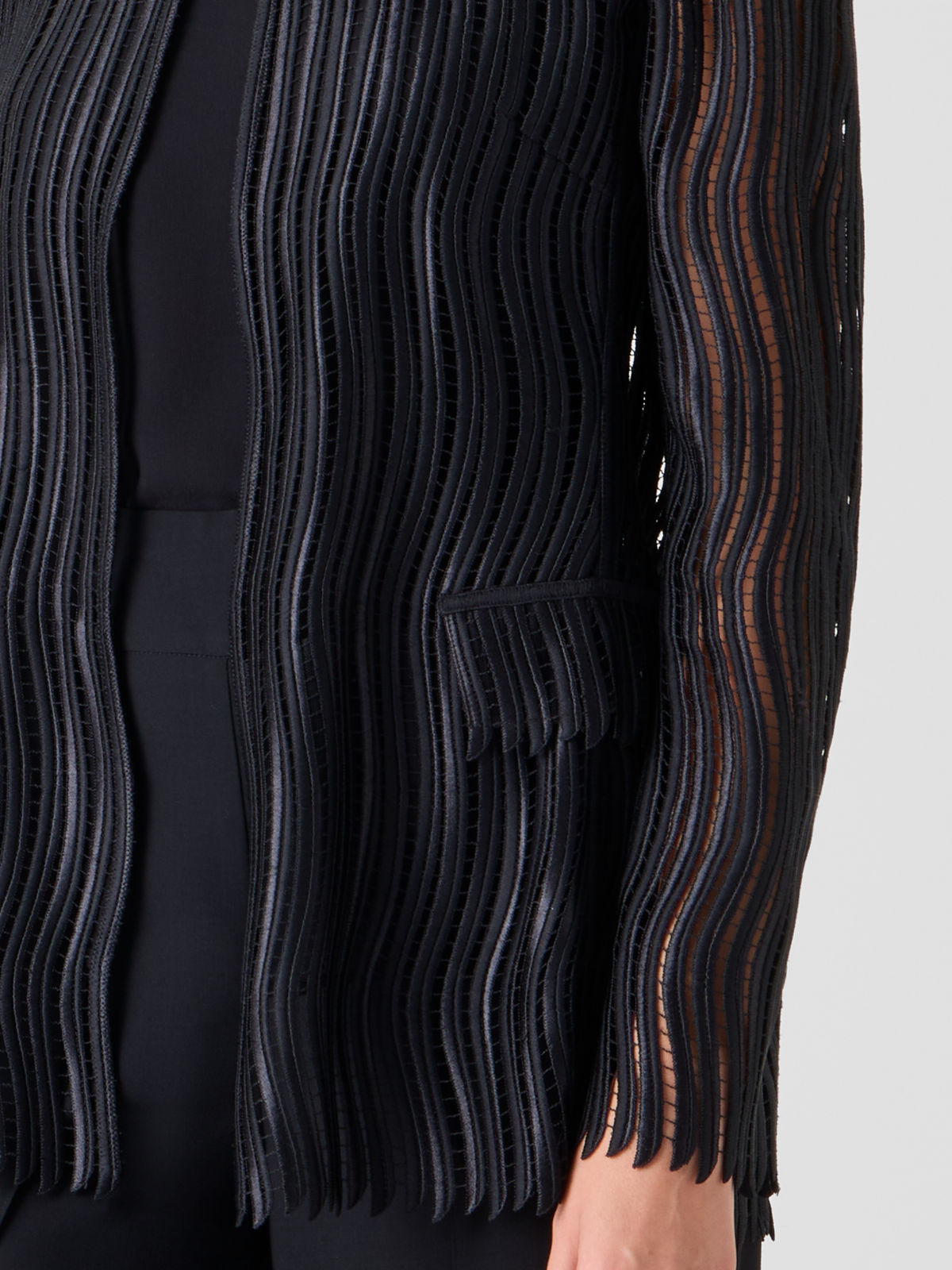Designer Hekka lange transparente Jacke aus Wave-Guipure - Schwarz #editorial
