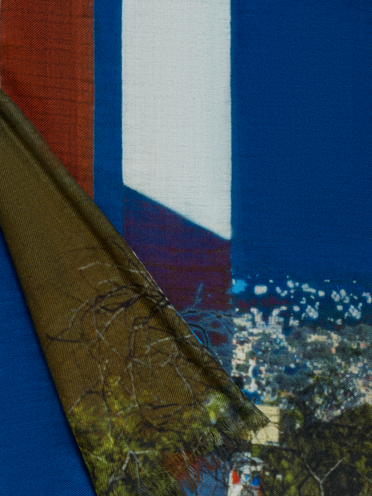 Designer Schal mit Barragan-Towers-Print - Dunkelblau