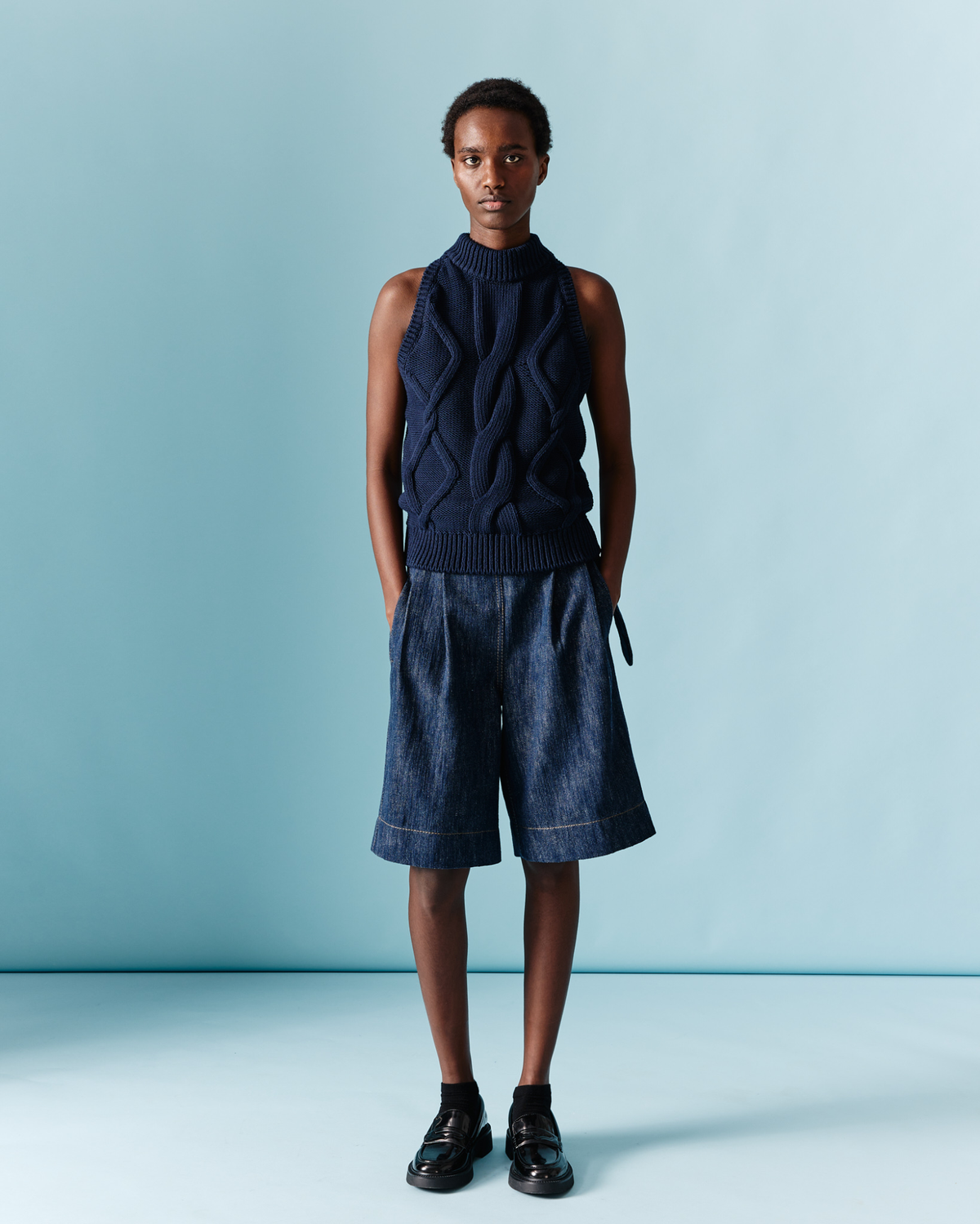 Designer Weite Bermudashorts aus Baumwoll-Woll-Denim - Dunkelblau - Blau #editorial
