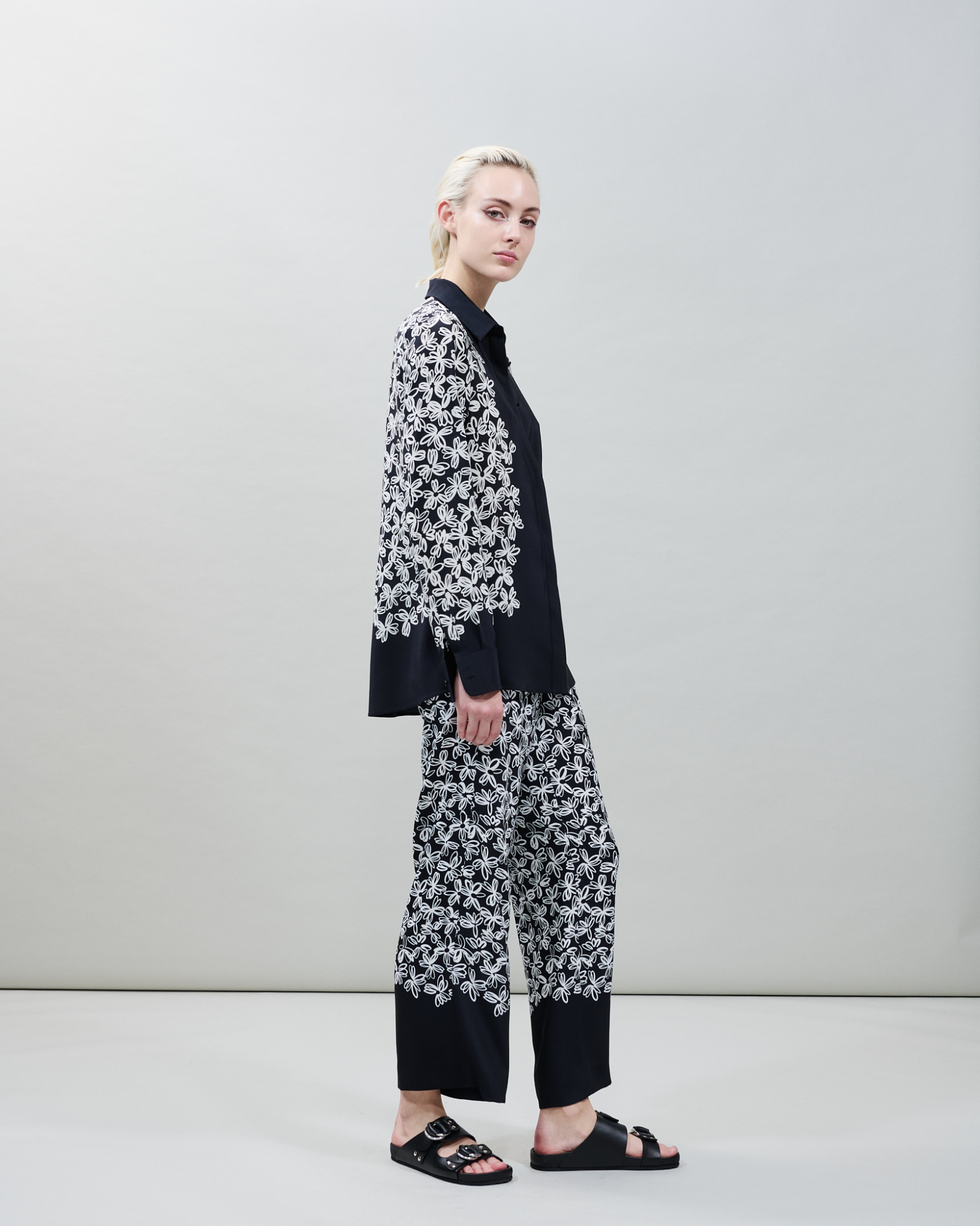 Designer Seidenbluse mit Daisy Druck - Schwarz - Bunt 