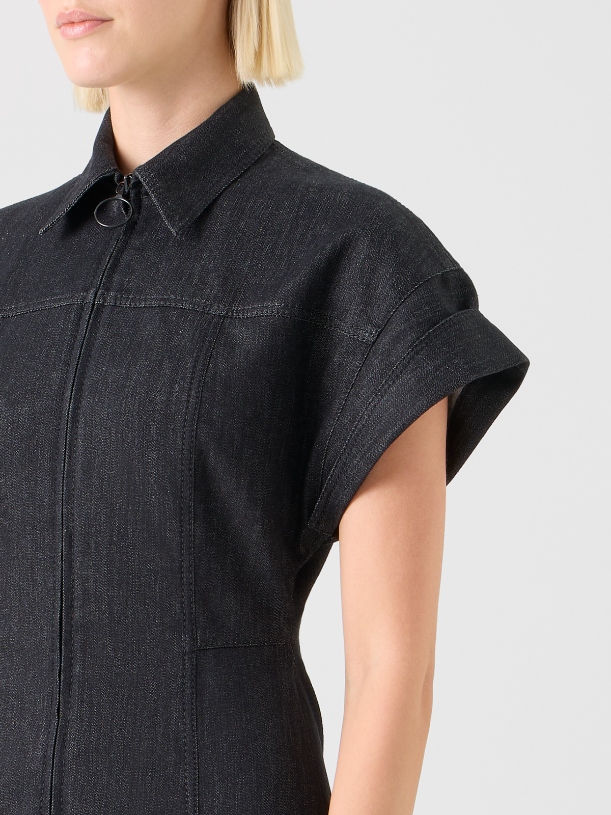 Designer Tailliertes Kleid aus Baumwoll-Stretch-Denim - Schwarz #editorial