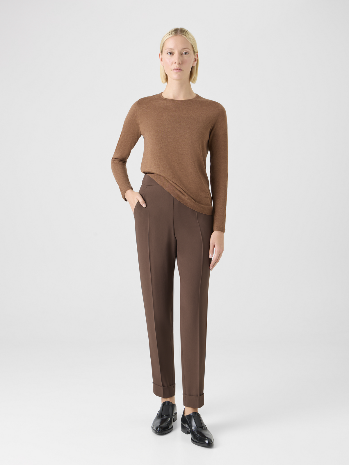 Designer Knöchellange, schmal geschnittene Hose mit elastischem Bund - Braun #editorial