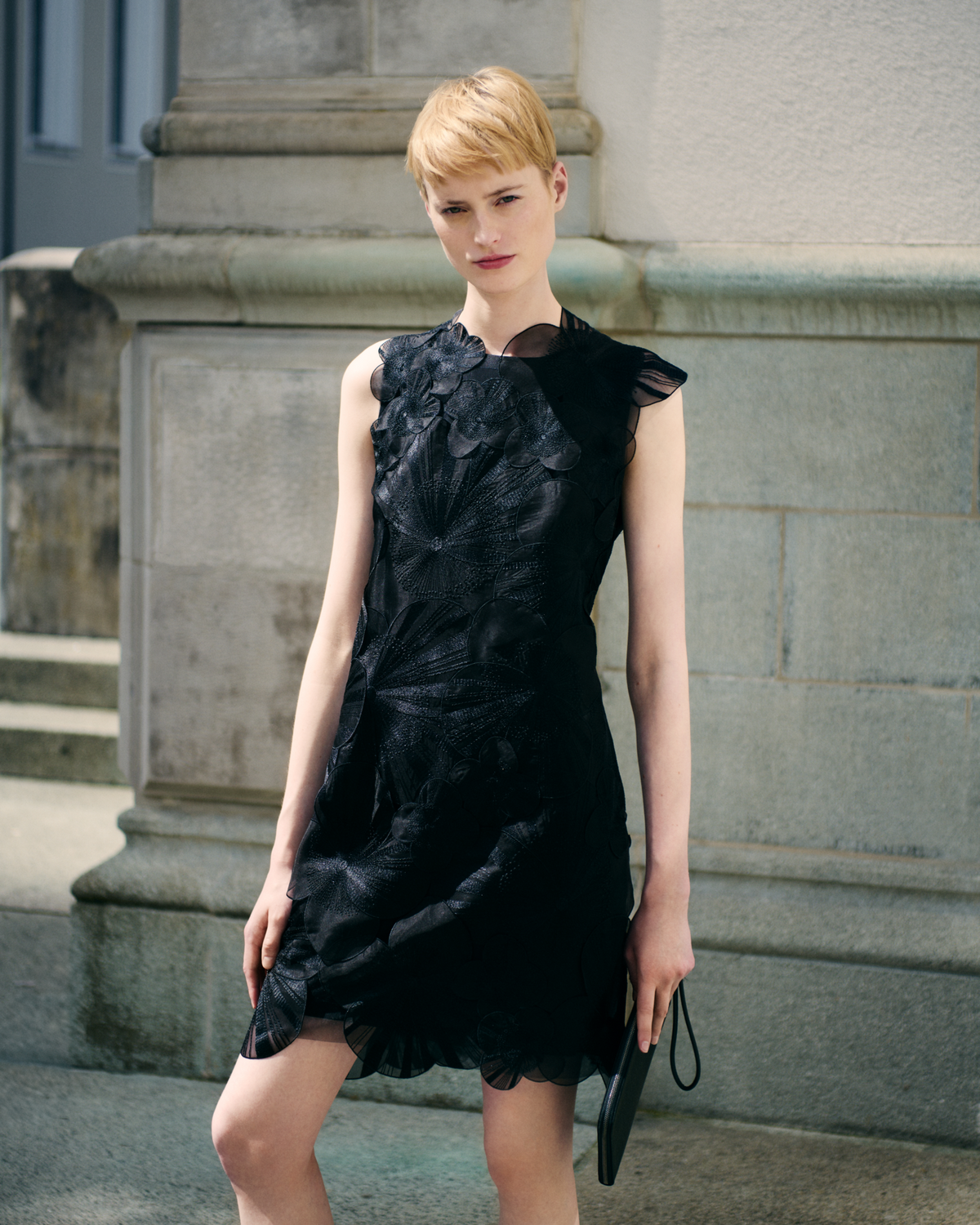 Designer Kurzes Etuikleid mit Poppy-Blumen - Schwarz #editorial