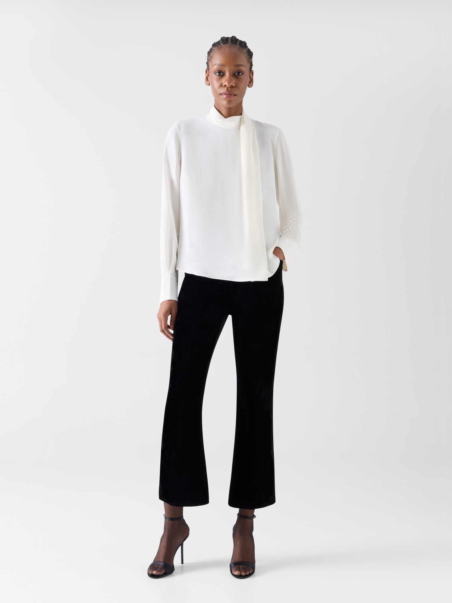 Designer Verkürzte Bootcut Hose aus Stretch-Samt - Schwarz 