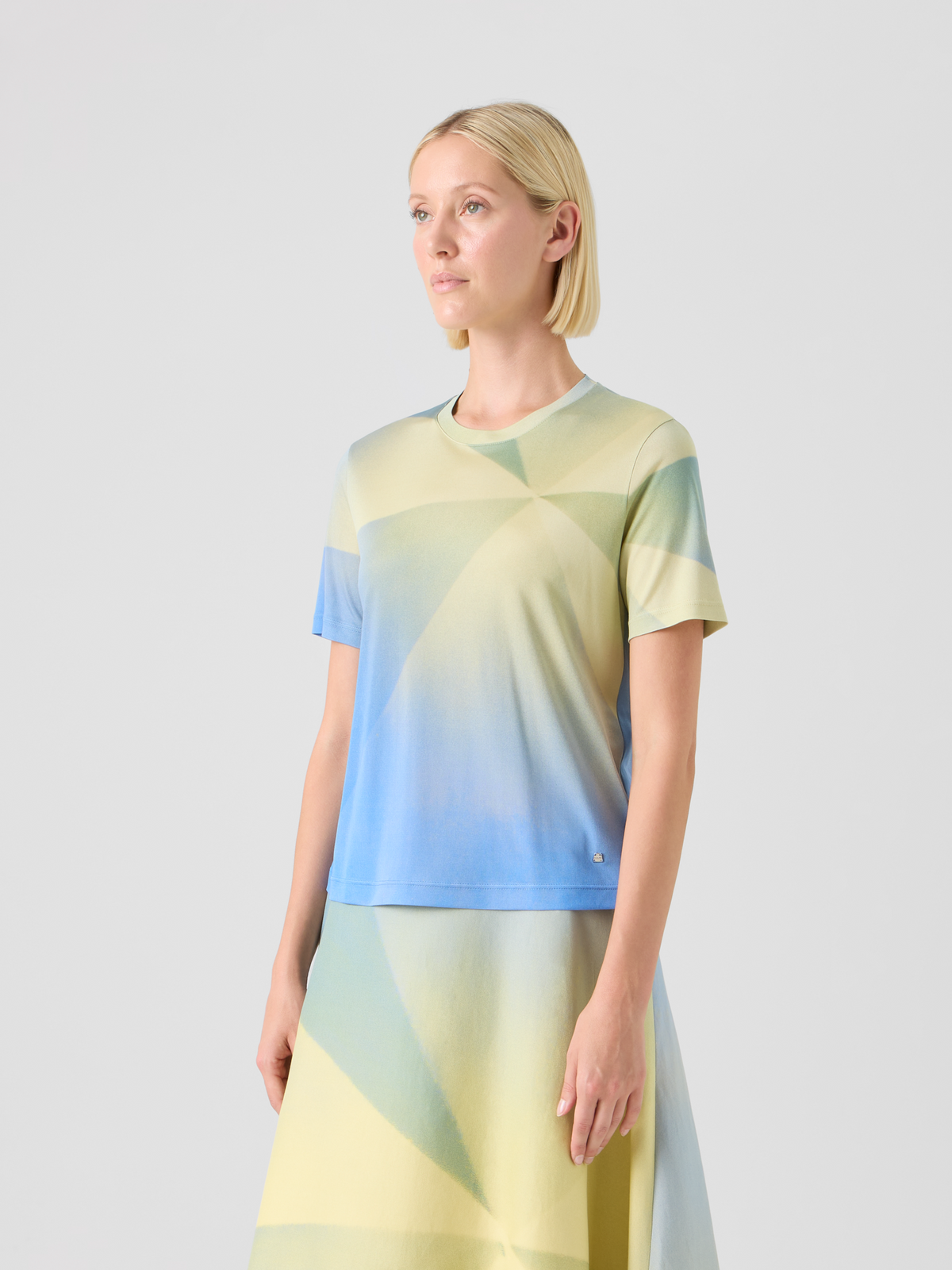 Designer T-Shirt aus Seidenjersey mit Sunbeam-Print - Blau - Bunt - Gelb #editorial