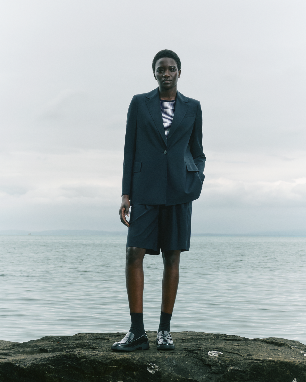 Designer Weite Bermudashorts aus Cool Wool - Dunkelblau #editorial