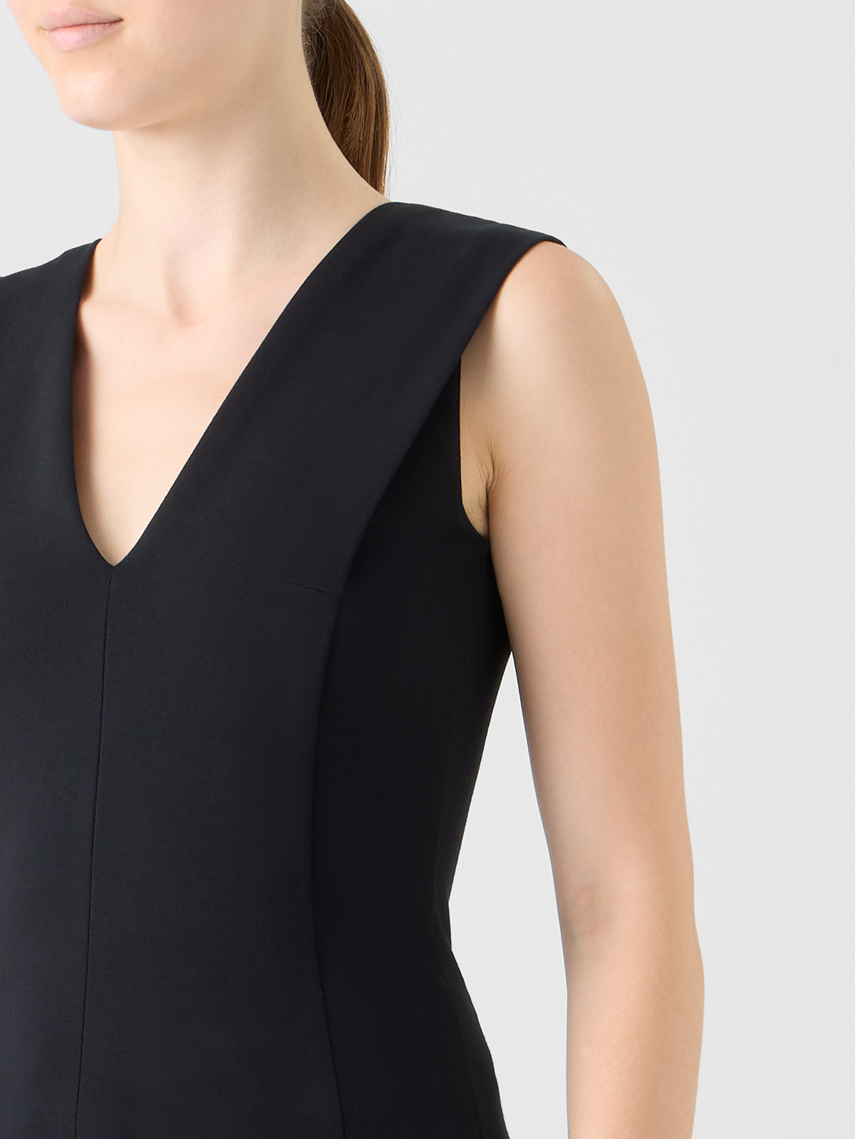 Designer Top mit V-Ausschnitt aus charakteristischem Jersey - Schwarz #editorial