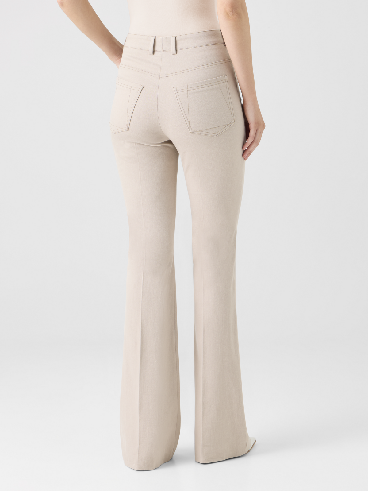 Designer Bootcut-Stretchhose aus Baumwolldenim - Beige #editorial
