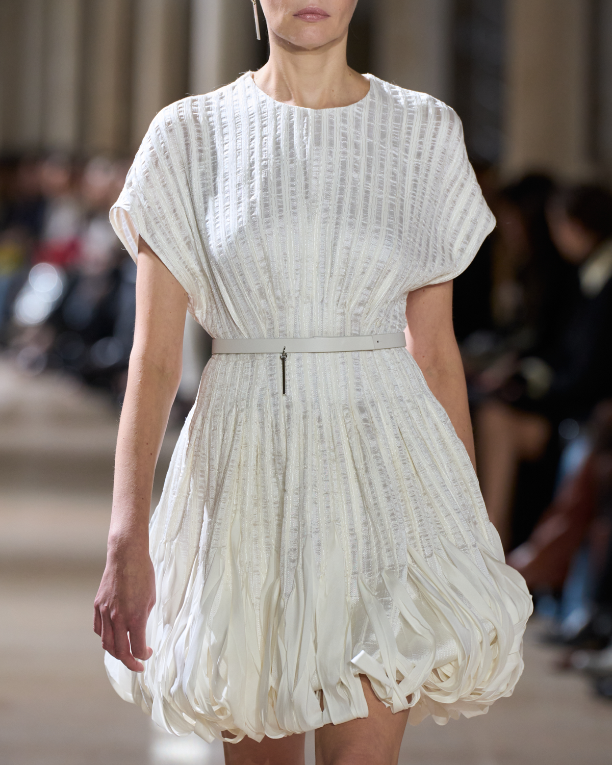 Designer Kurzes Seidenkleid mit Schleifen-Rock - Ecru - Weiss #editorial