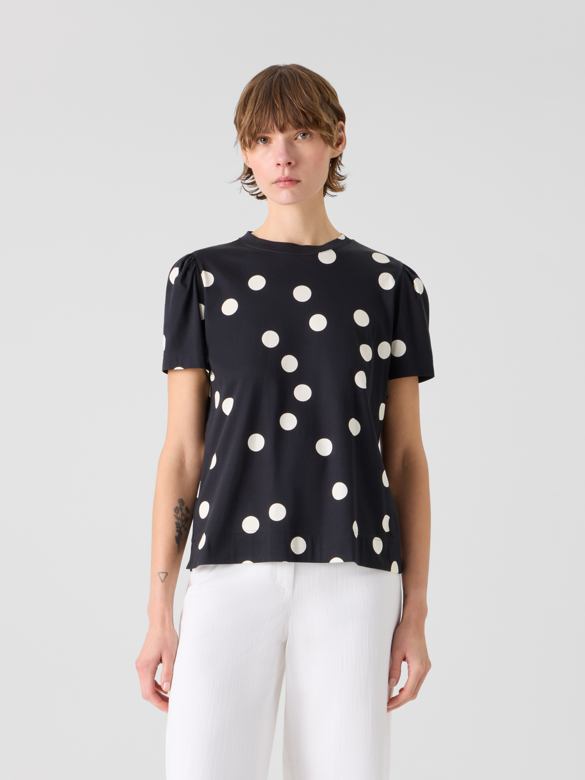 Designer Baumwolljersey-T-Shirt mit Puffärmeln und Polka-Dots - Schwarz #editorial