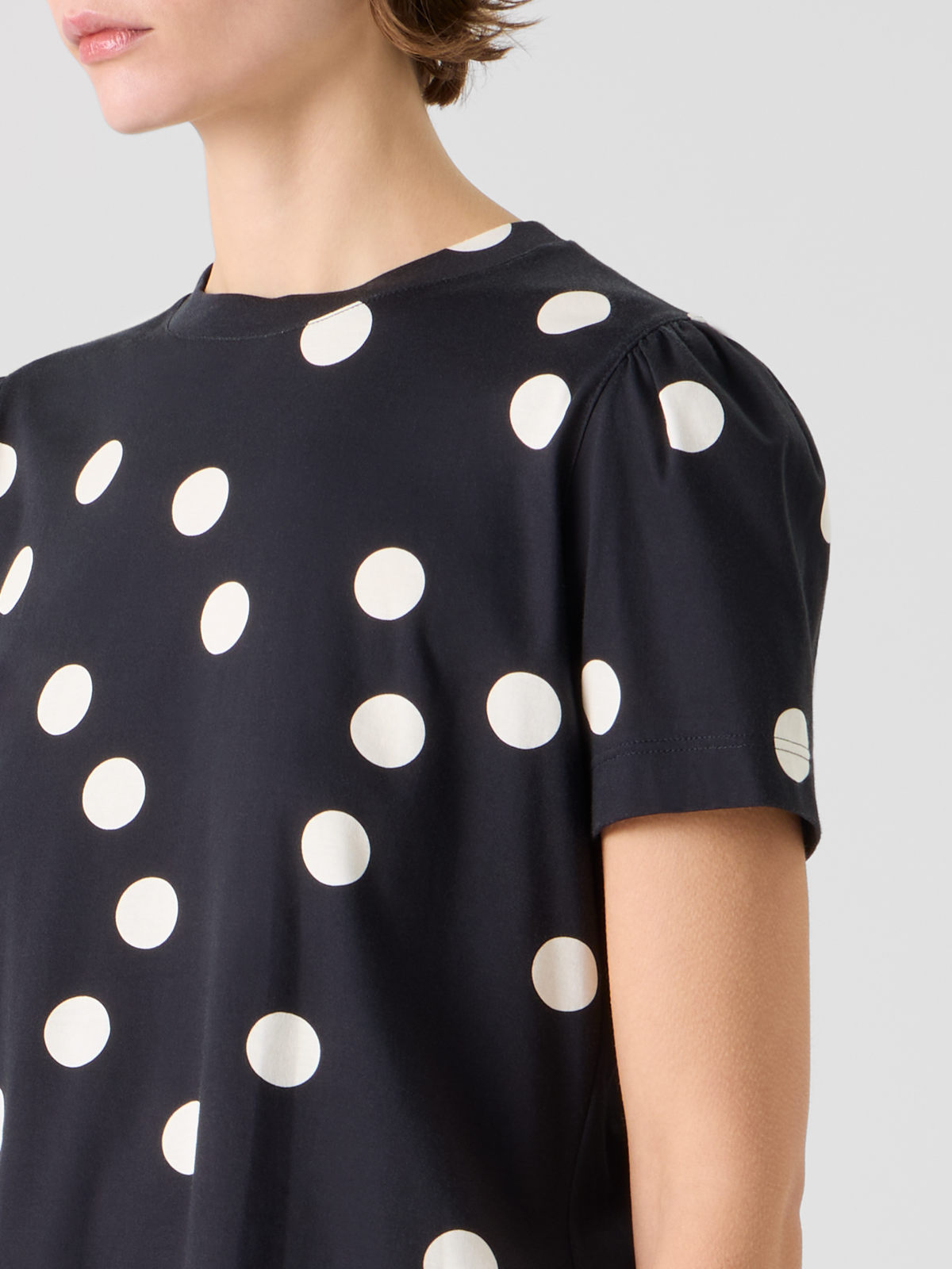 Designer Baumwolljersey-T-Shirt mit Puffärmeln und Polka-Dots - Schwarz #editorial