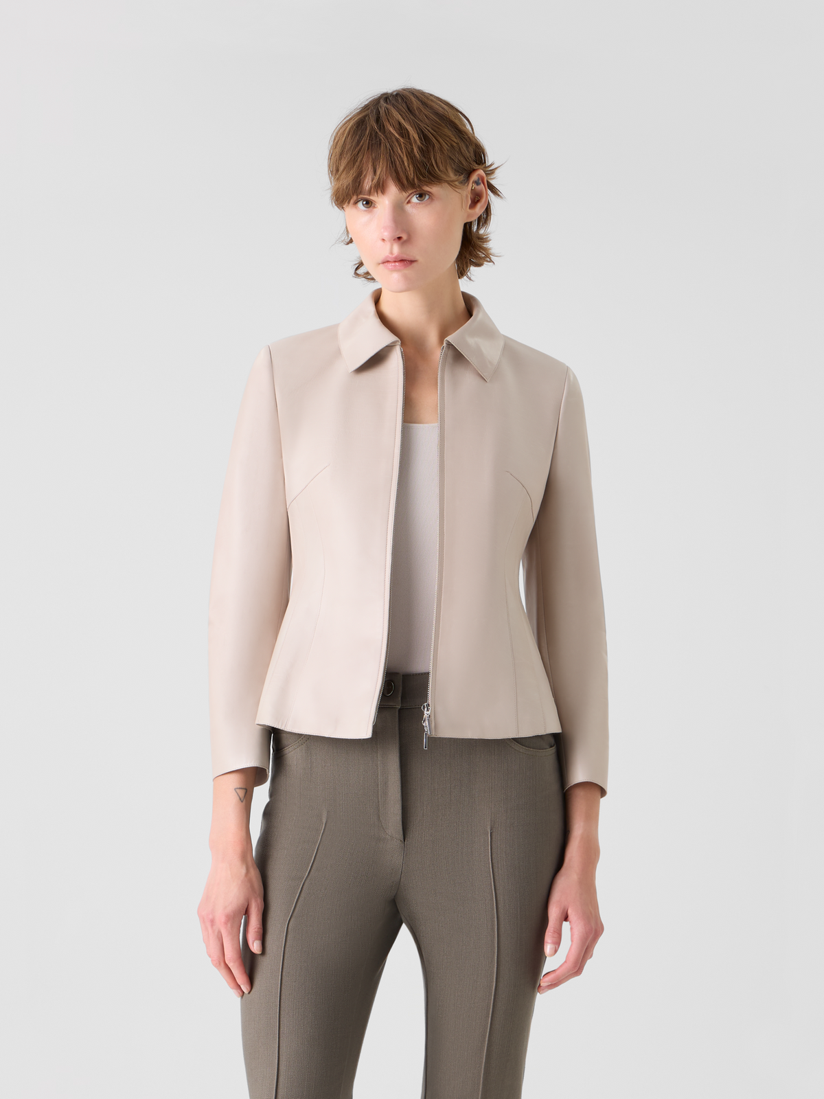 Designer Hecate kurze taillierte Lederjacke - Beige #editorial