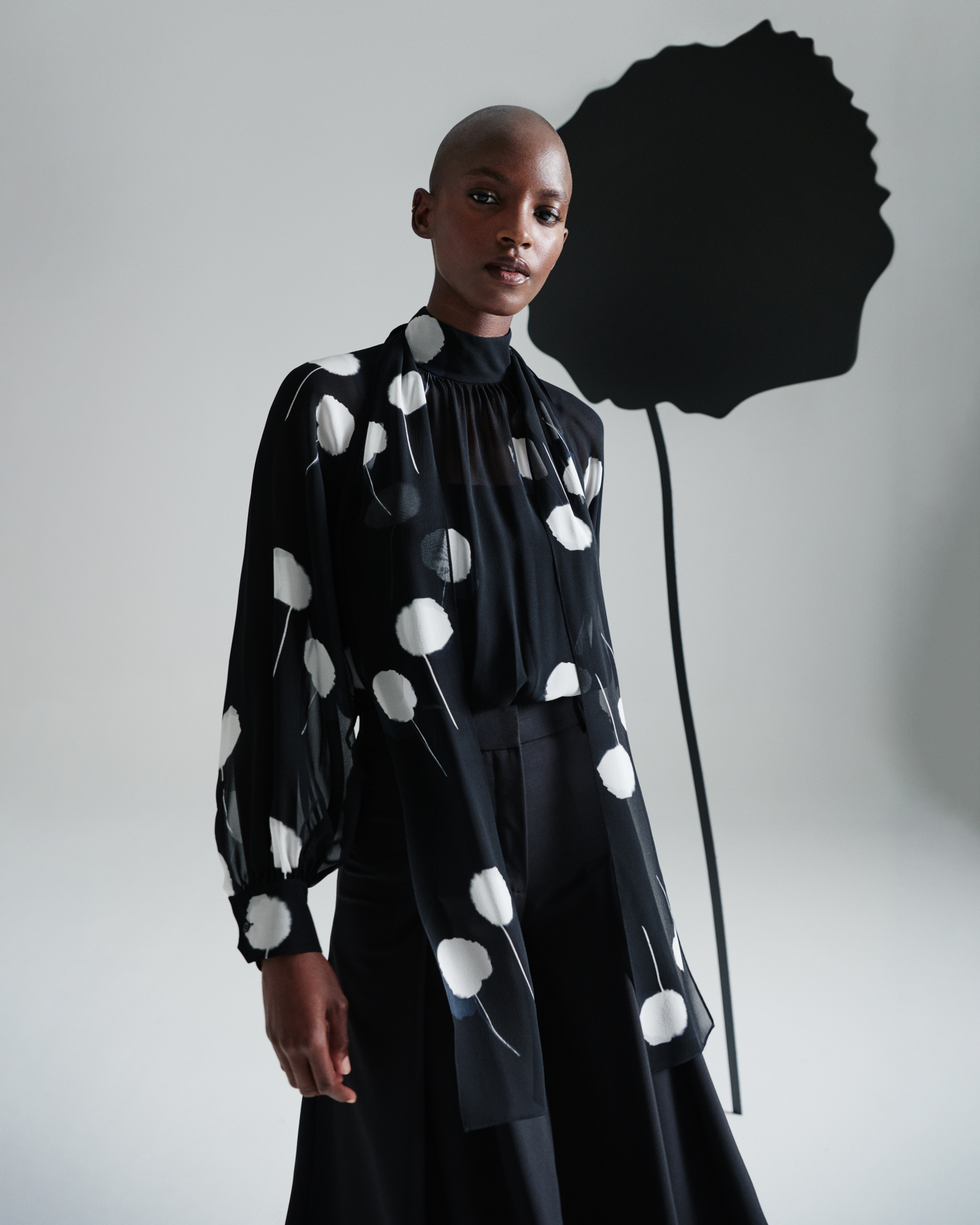 Designer Seidenbluse mit Schleife und Dandelion Druck - Schwarz - Bunt 