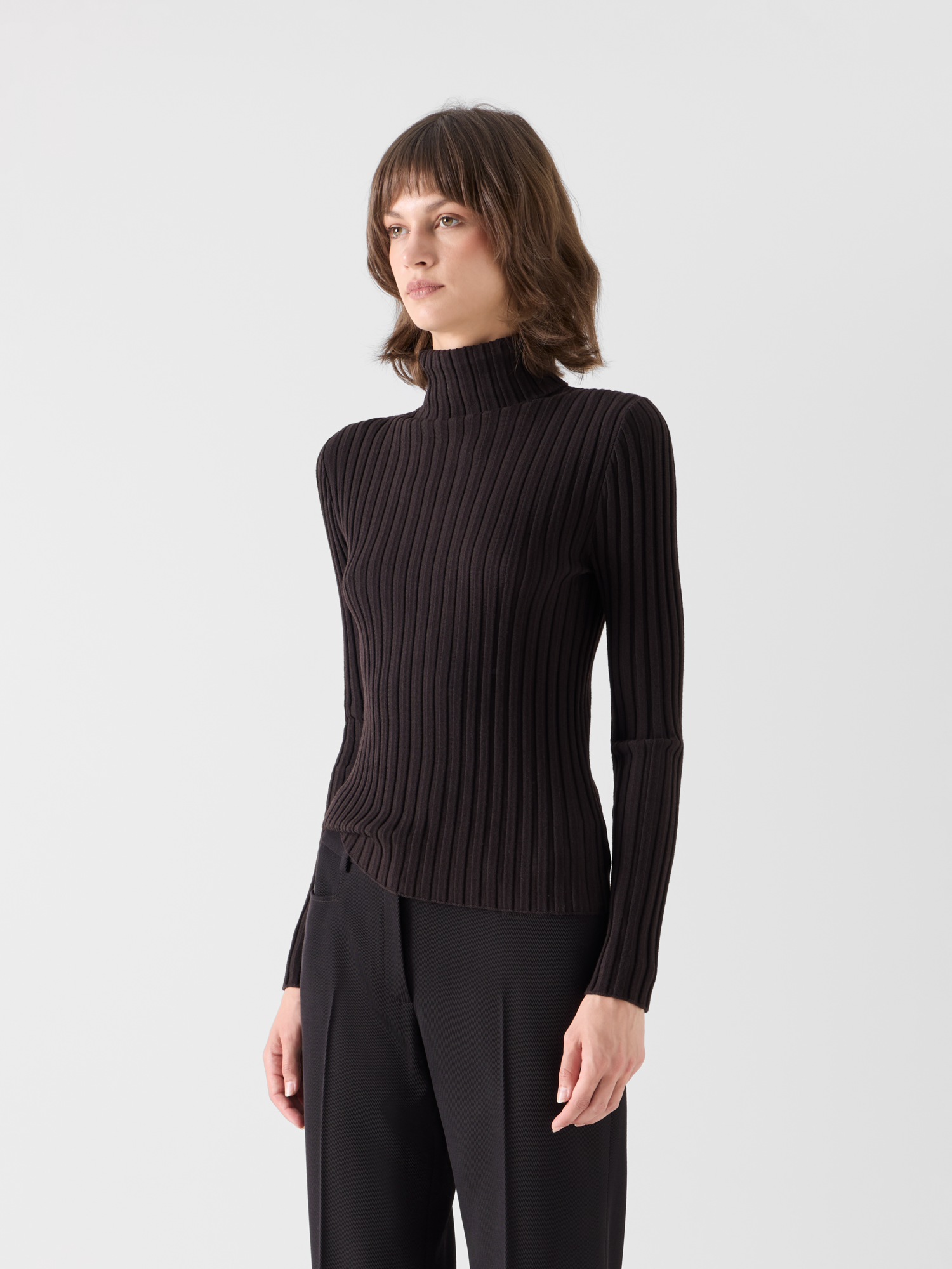 Designer Taillierter Rollkragen aus Merino-Rippstrick - Braun 