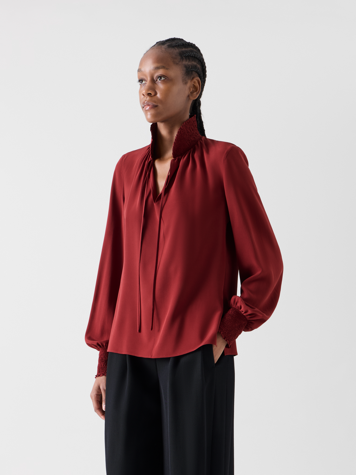 Designer Boho-Bluse aus Seiden-Crêpe mit Smok-Details - Weinrot - Rot 