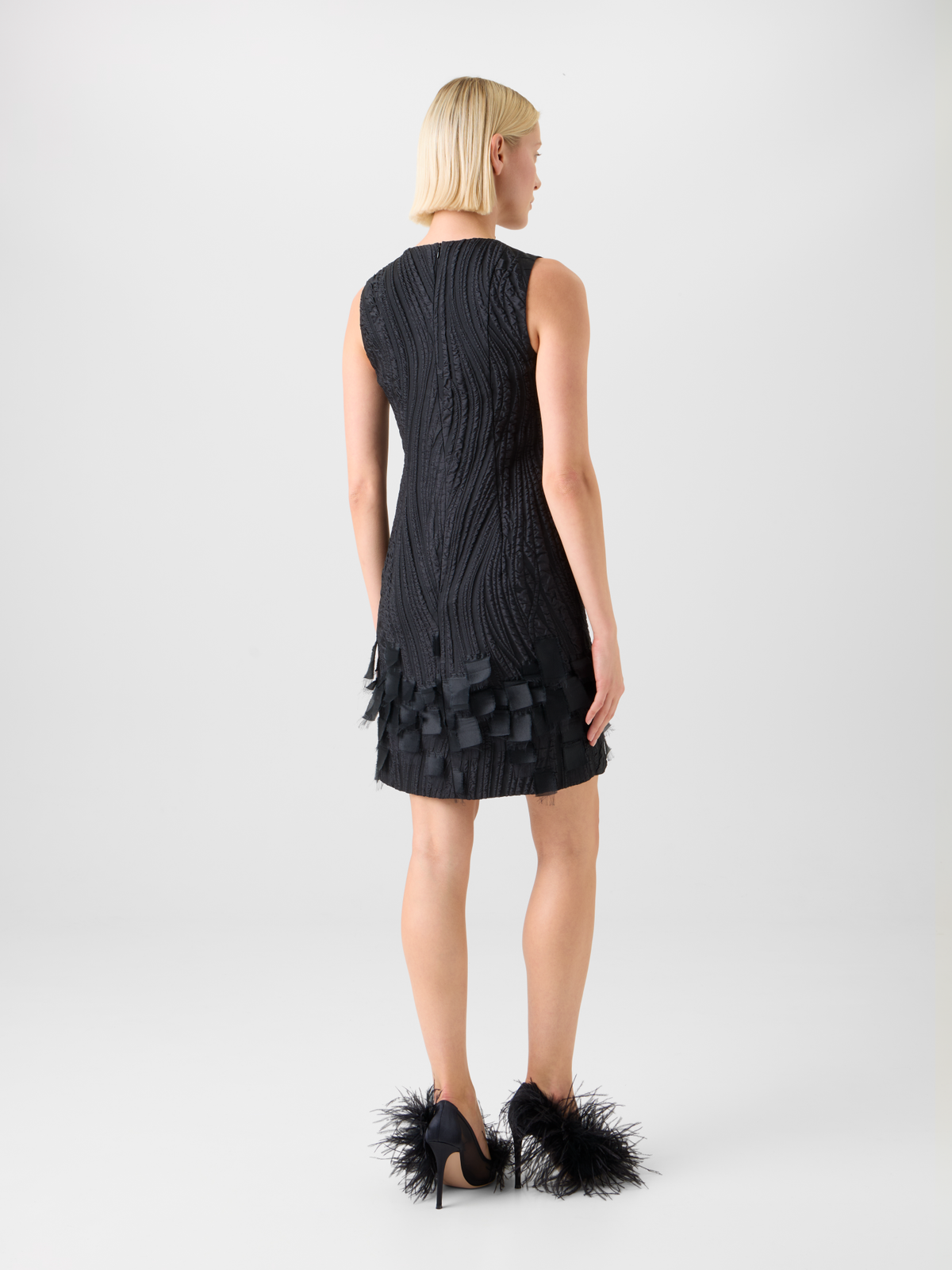 Designer Cocktail Dress in Waves & Ribbons Jacquard - Schwarz #editorial