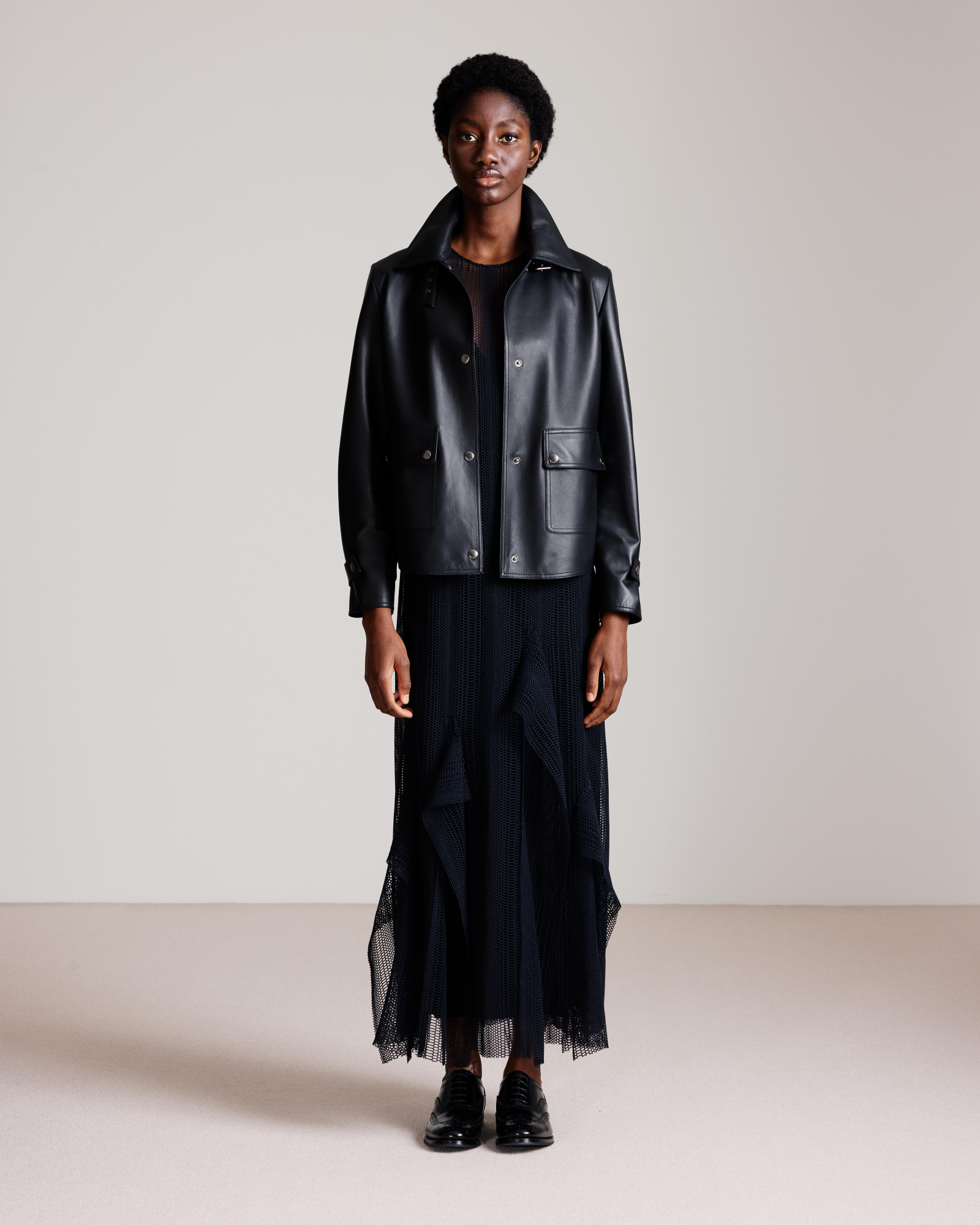 Designer Abendkleid mit Allover Stickerei - Schwarz 