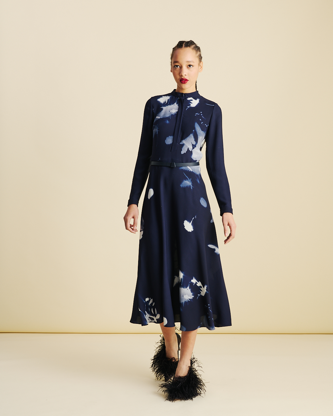 Designer Midi Hemd-Kleid in Wildflower Print mit Gürtel - Dunkelblau - Blau - Bunt #editorial