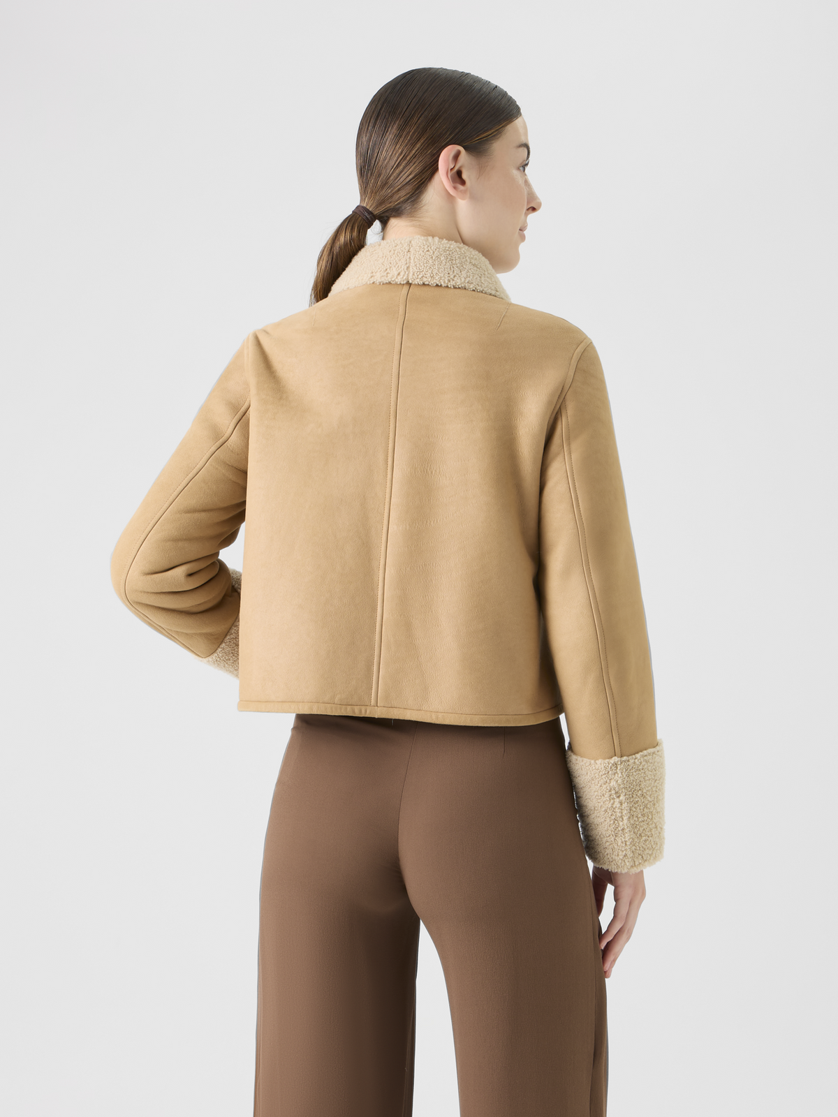 Designer Kurze Lammfelljacke mit Pelzkragen und Manschetten - Beige #editorial