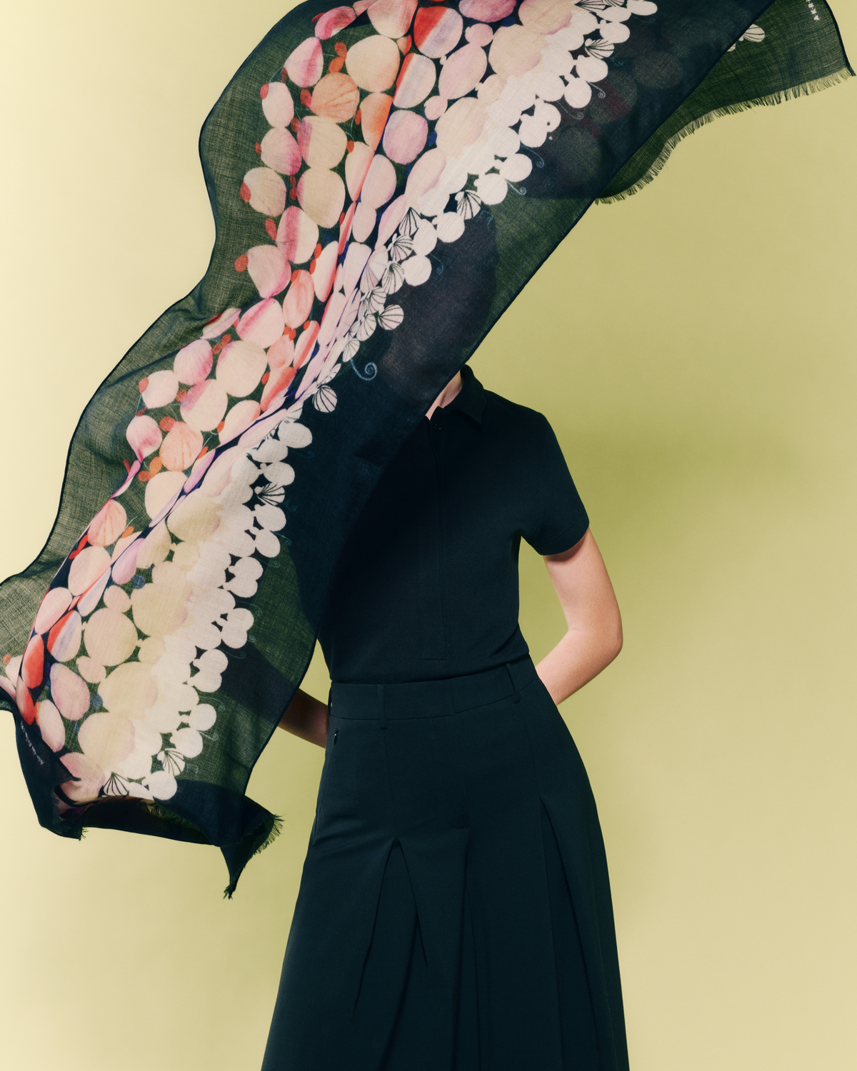 Designer Kaschmirschal mit Silver Dollars Druck - Schwarz - Bunt - Rosa #editorial