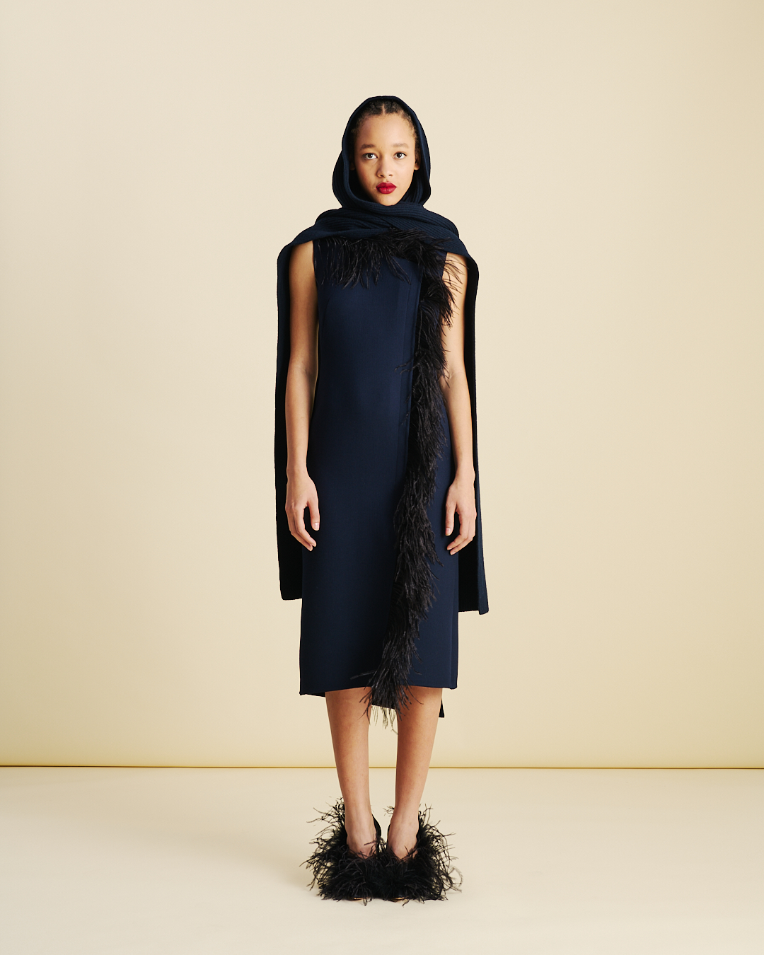 Designer Asymmetrisches Midikleid mit Federbesatz - Dunkelblau - Blau - Bunt #editorial