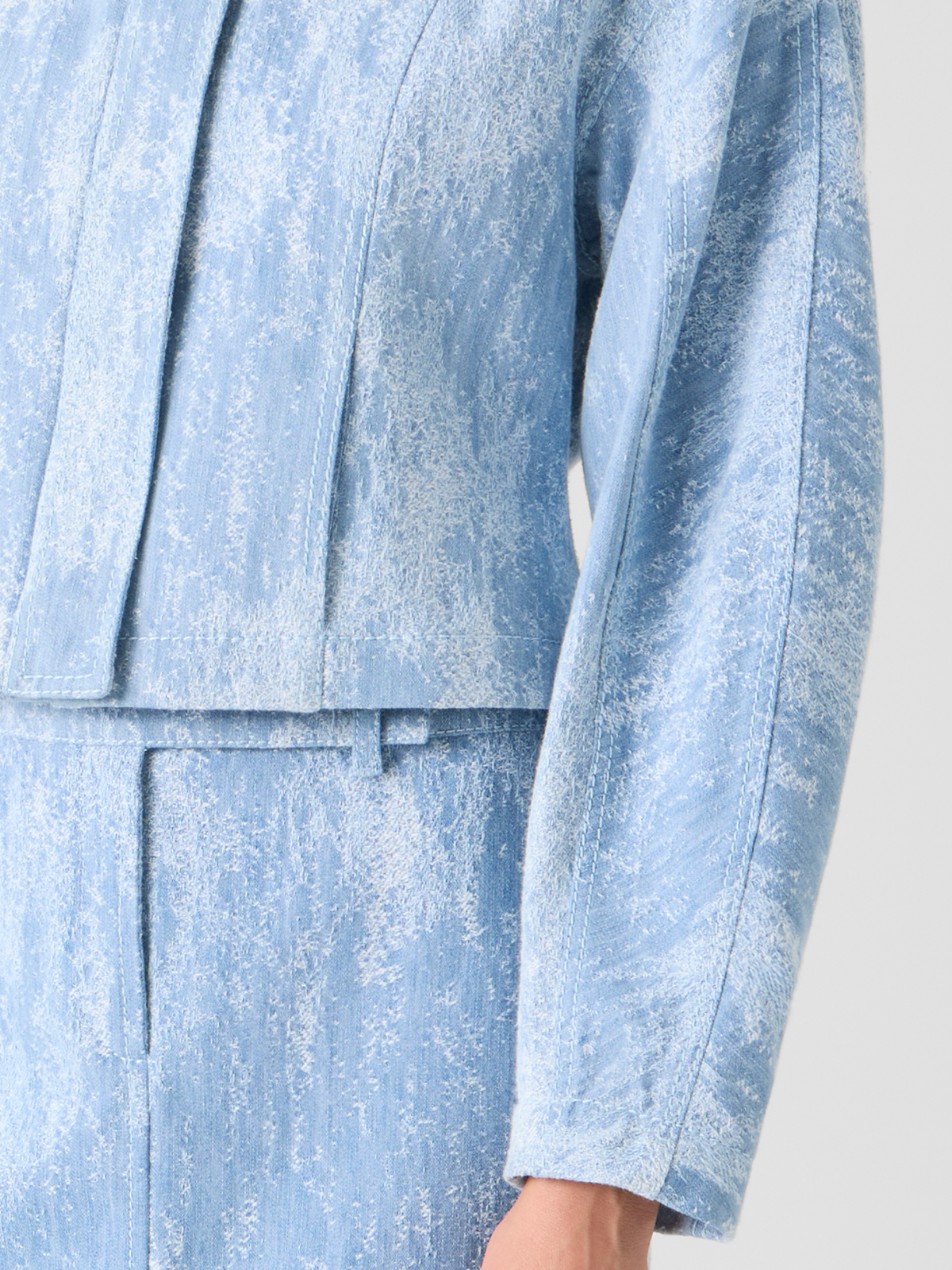 Designer Taillierte Cropped-Jacke aus Jacquard-Denim - Blau #editorial