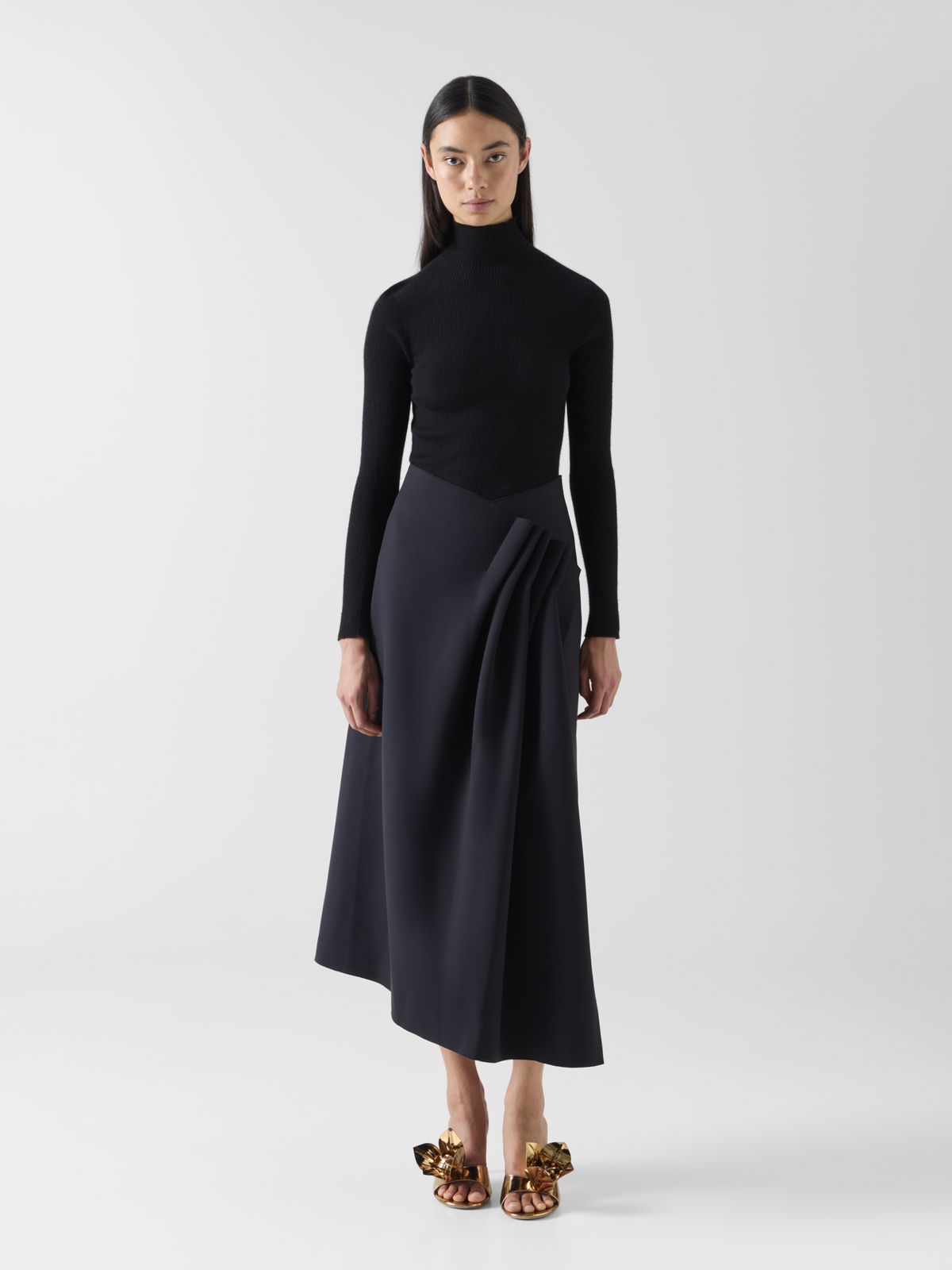 Designer Midirock aus Neopren mit Drapierung vorne - Schwarz #editorial