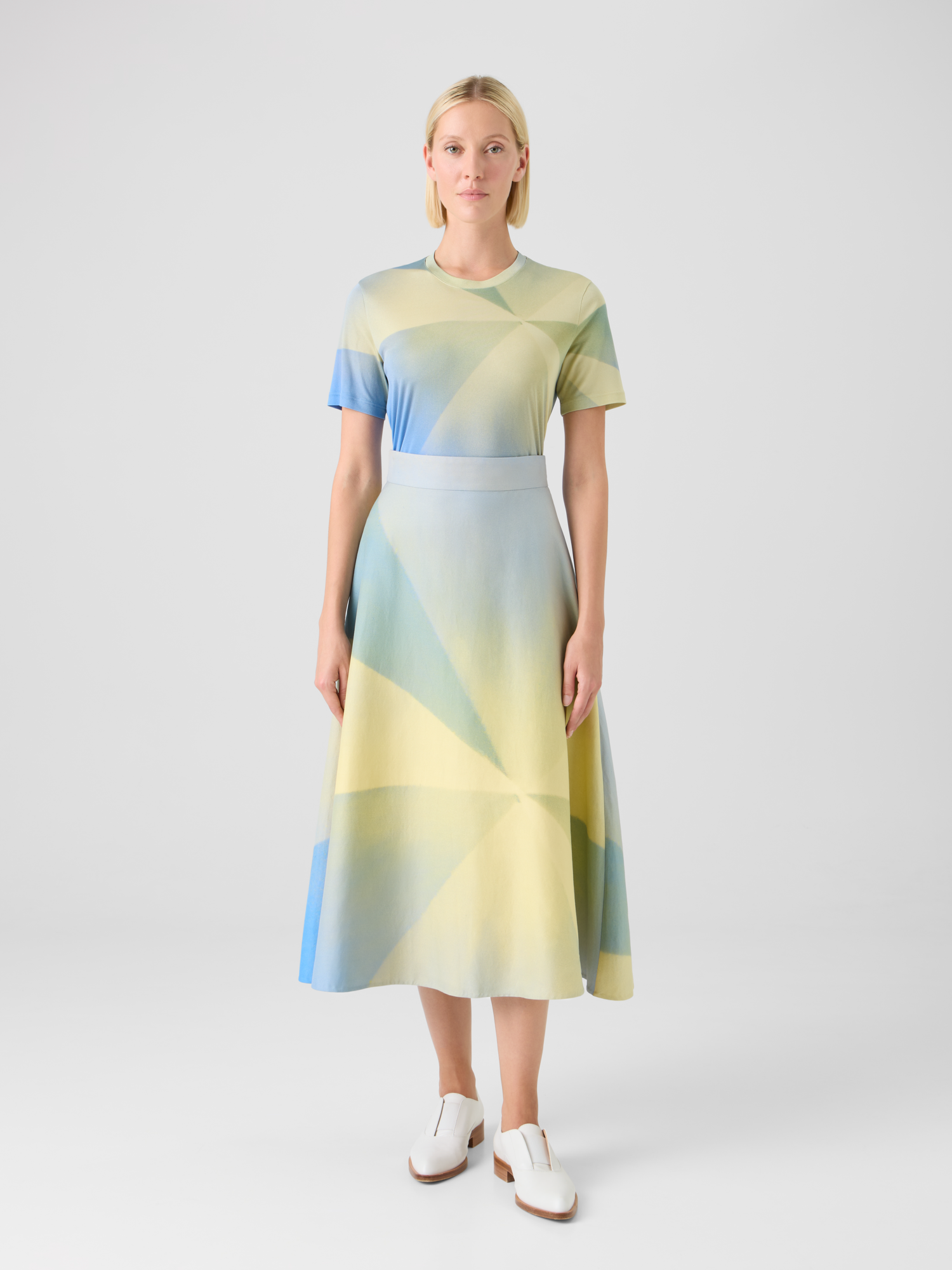Designer T-Shirt aus Seidenjersey mit Sunbeam-Print - Blau - Bunt - Gelb 