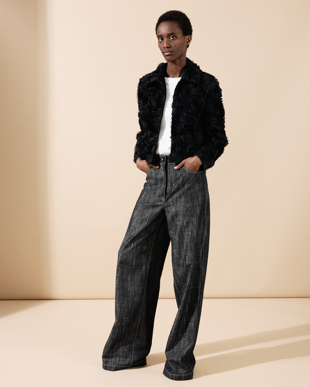 Designer Kurze Jacke mit 3D Carnation Stickerei - Schwarz #editorial