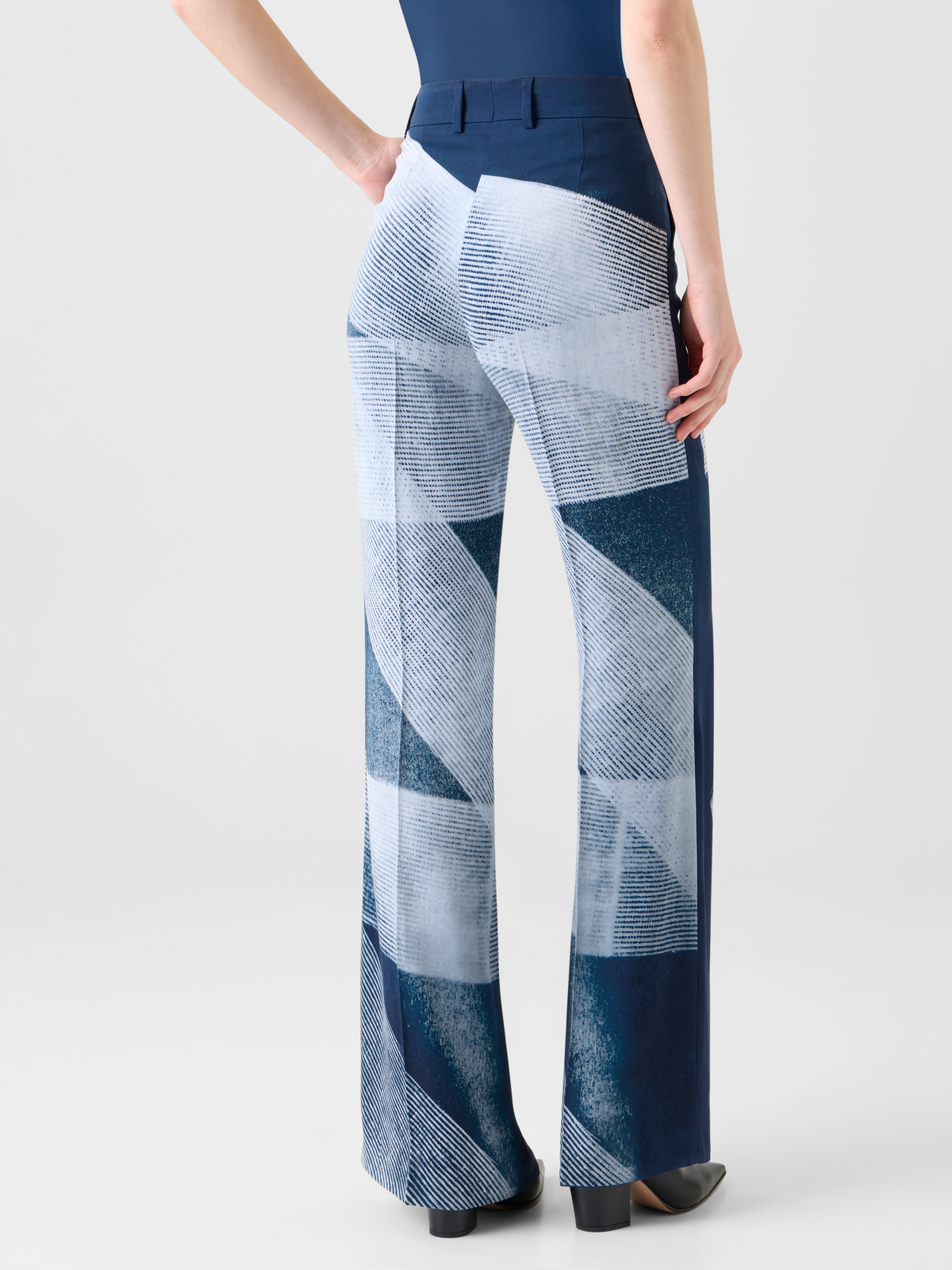 Designer Weite gerade Seidenhose im Zigzag Print - Dunkelblau - Blau - Bunt #editorial