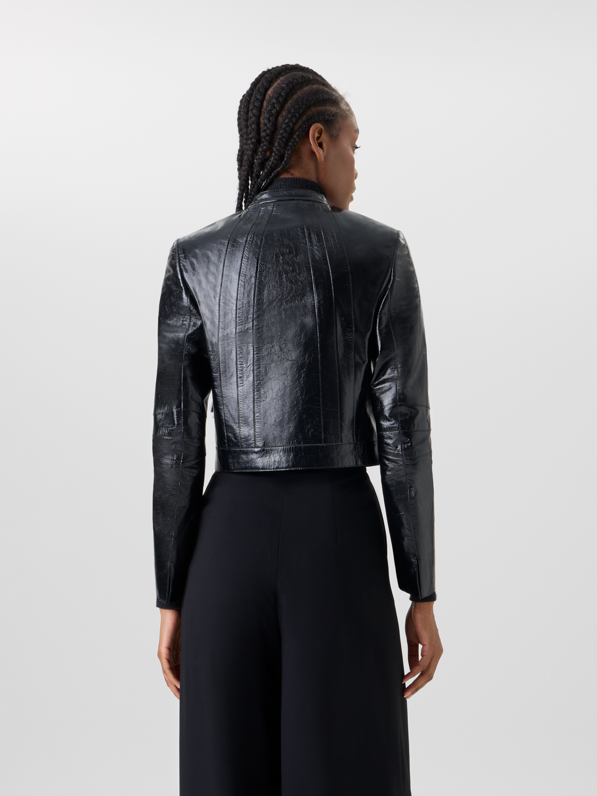 Designer Kurze taillierte Jacke aus lackiertem Nappaleder - Schwarz #editorial
