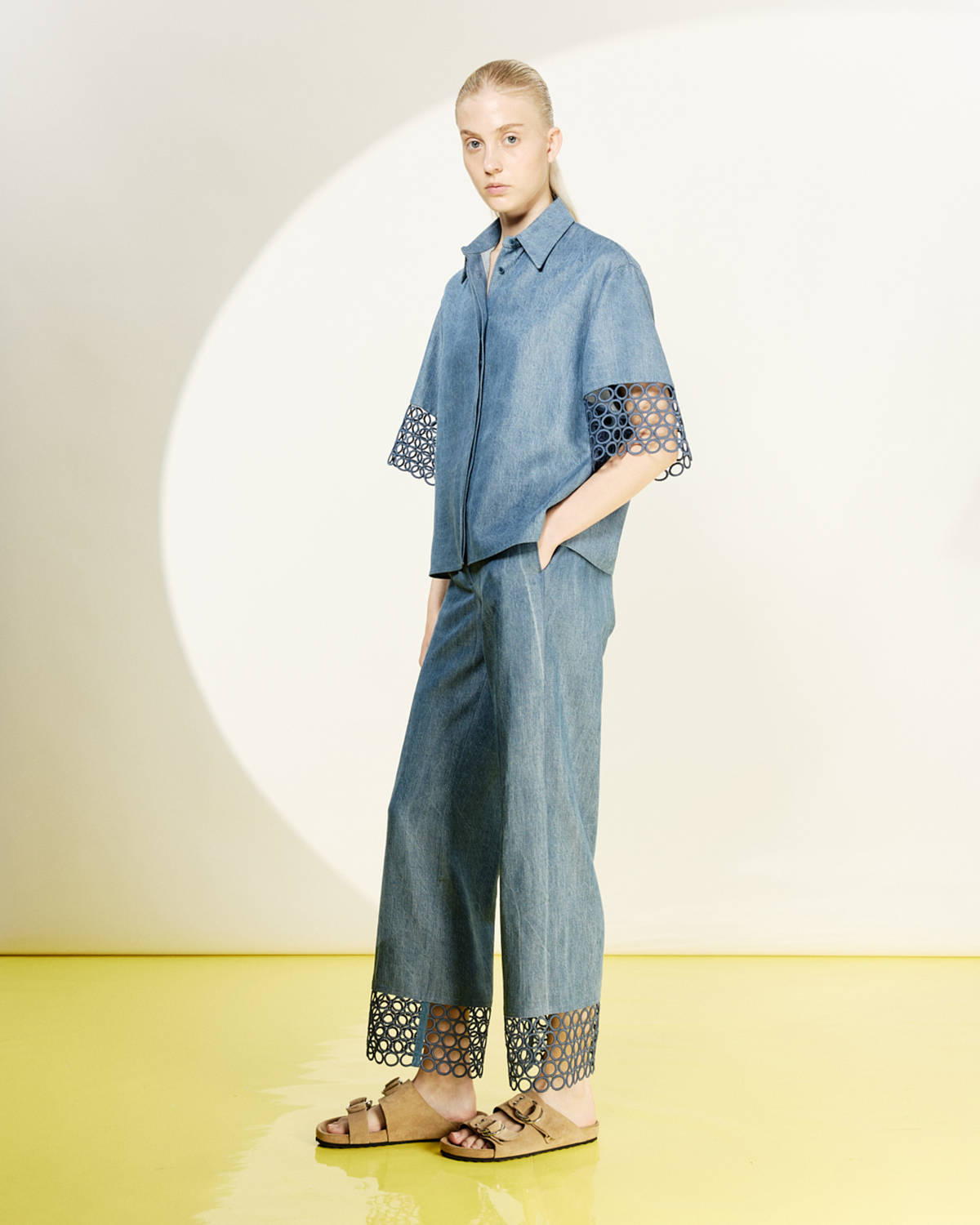 Designer Marlon Cropped Denim Hose mit hoher Taille und Ösen-Guipure - Blau #editorial