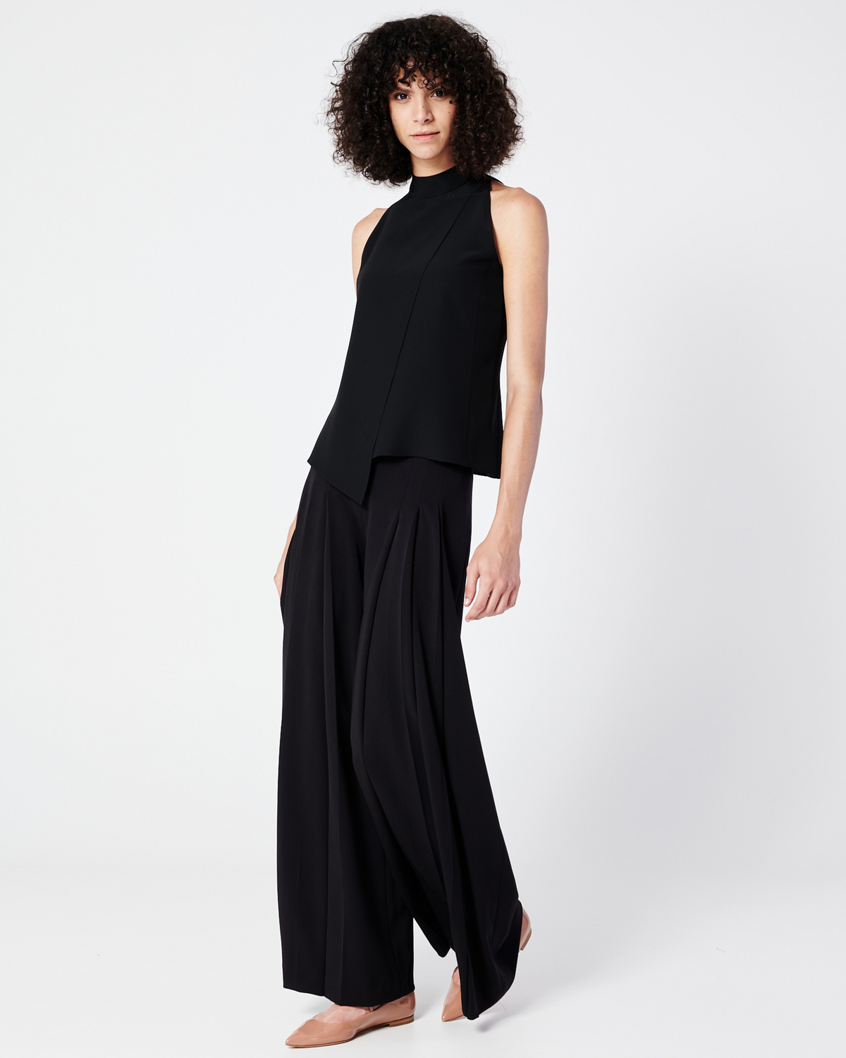 Designer Ärmellose Seidenbluse mit asymmetrischem Detail - Schwarz #editorial