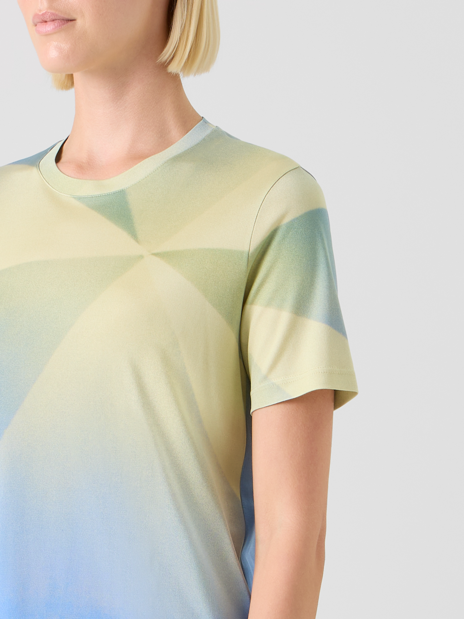 Designer T-Shirt aus Seidenjersey mit Sunbeam-Print - Blau - Bunt - Gelb 