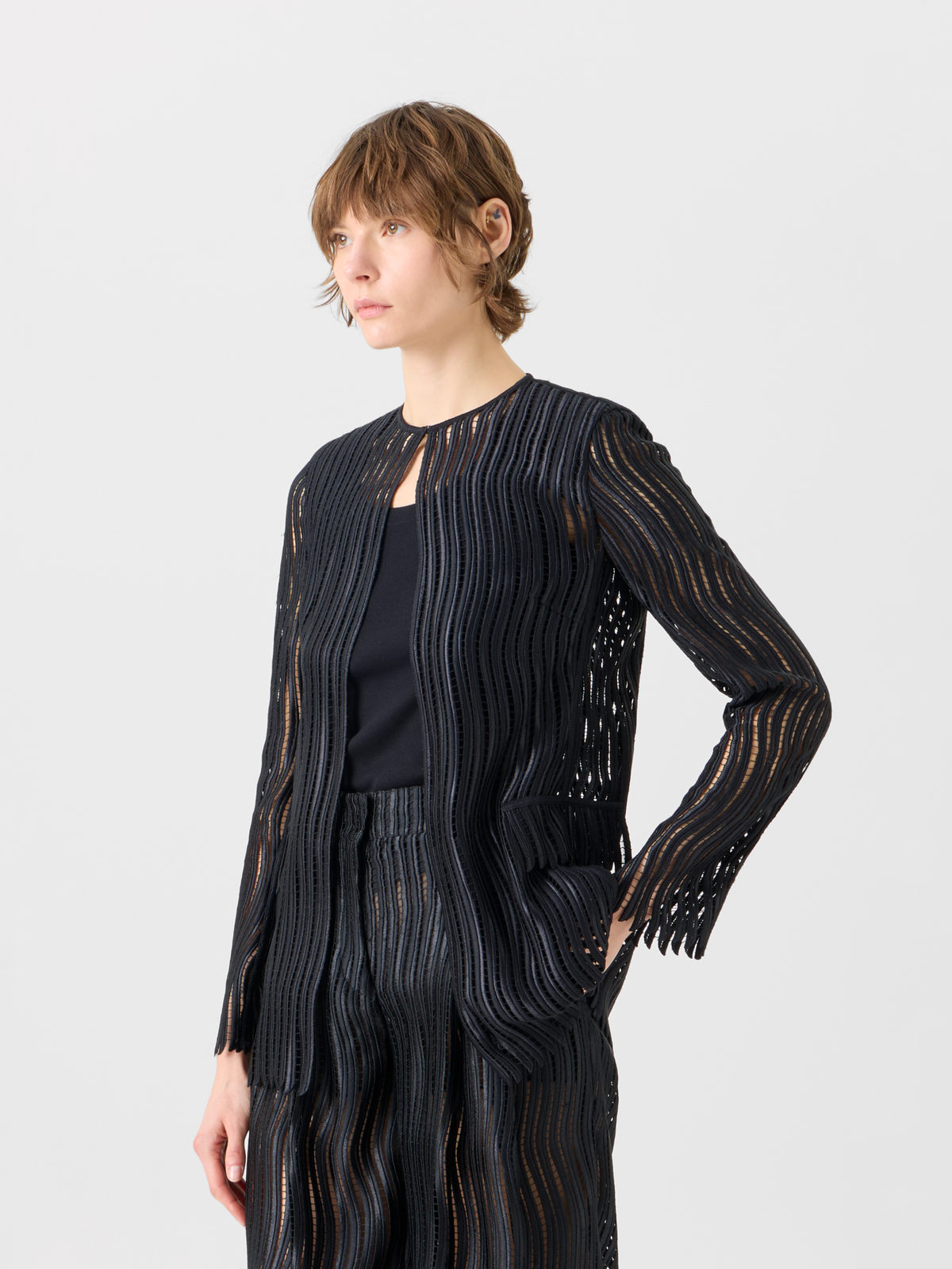 Designer Hekka lange transparente Jacke aus Wave-Guipure - Schwarz #editorial