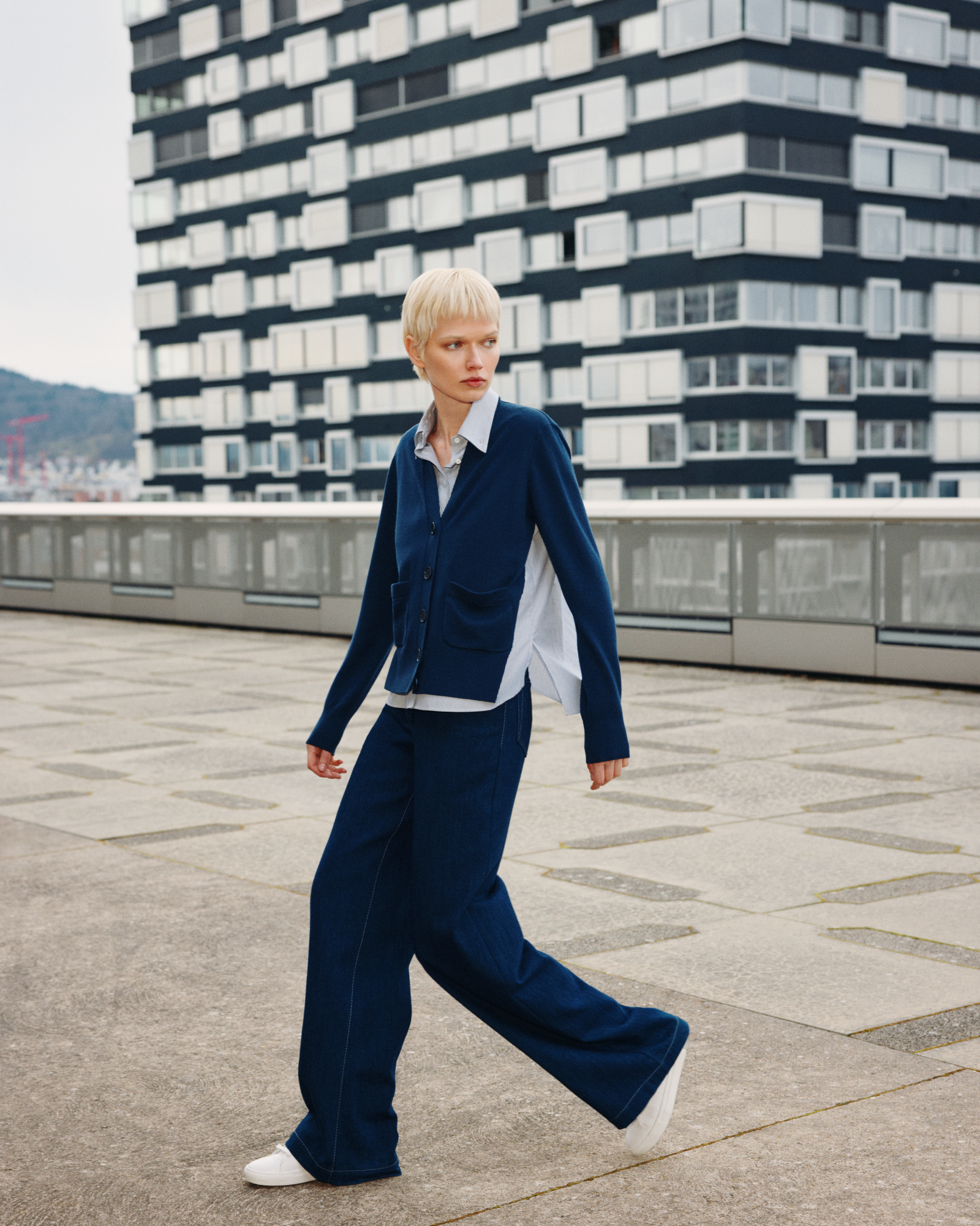 Designer Strickjacke und Bluse im Trompe-L'Oeil-Stil - Dunkelblau - Blau - Bunt 