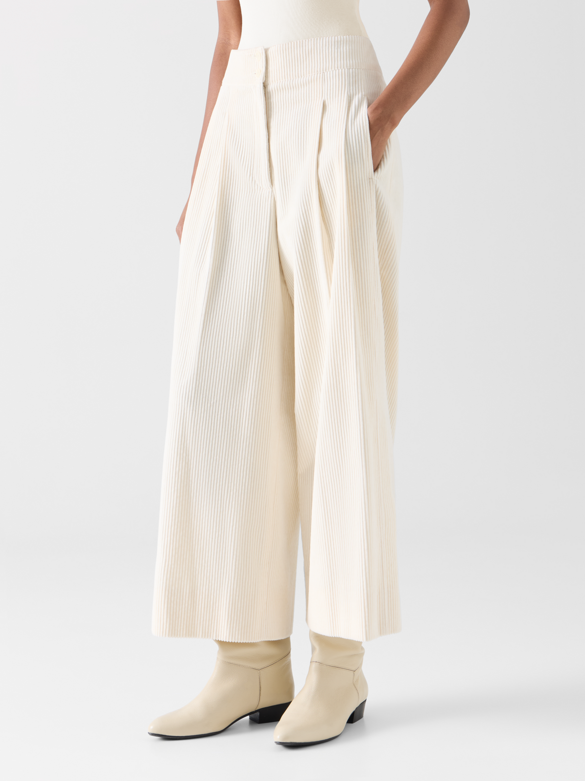 Designer Verkürzte weite Bundfaltenhose aus Cord - Ecru #editorial