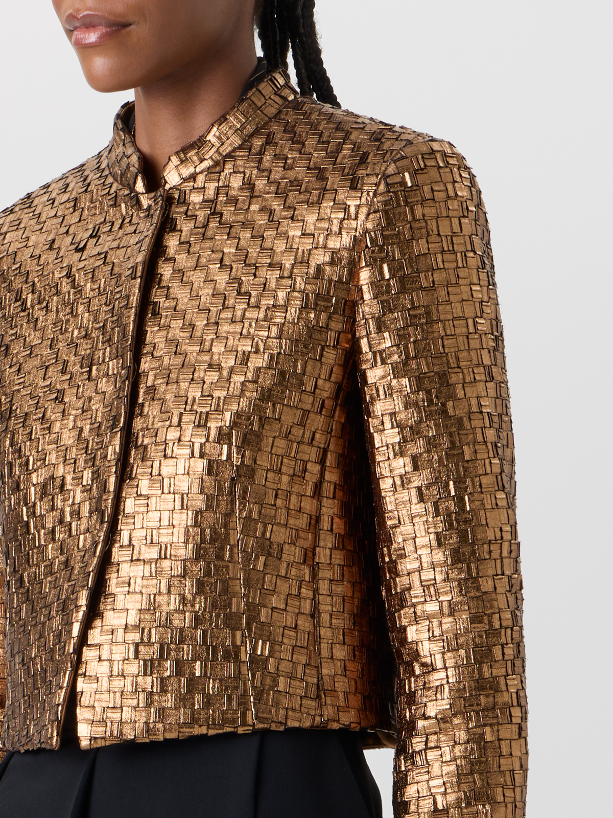 Designer Kurze Metal Braid Jacke mit Satindetails - Gold #editorial