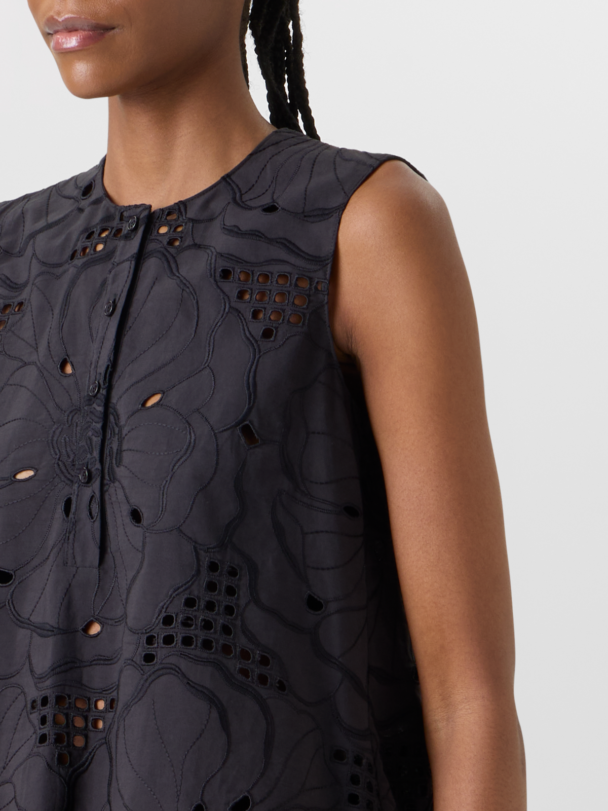 Designer Ärmellose Tunikabluse mit Blumen-Lochstickerei - Schwarz #editorial