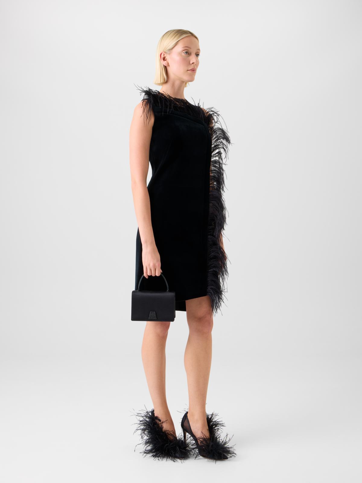 Designer Kurzes Samt Neopren Kleid mit Federbesatz - Schwarz #editorial