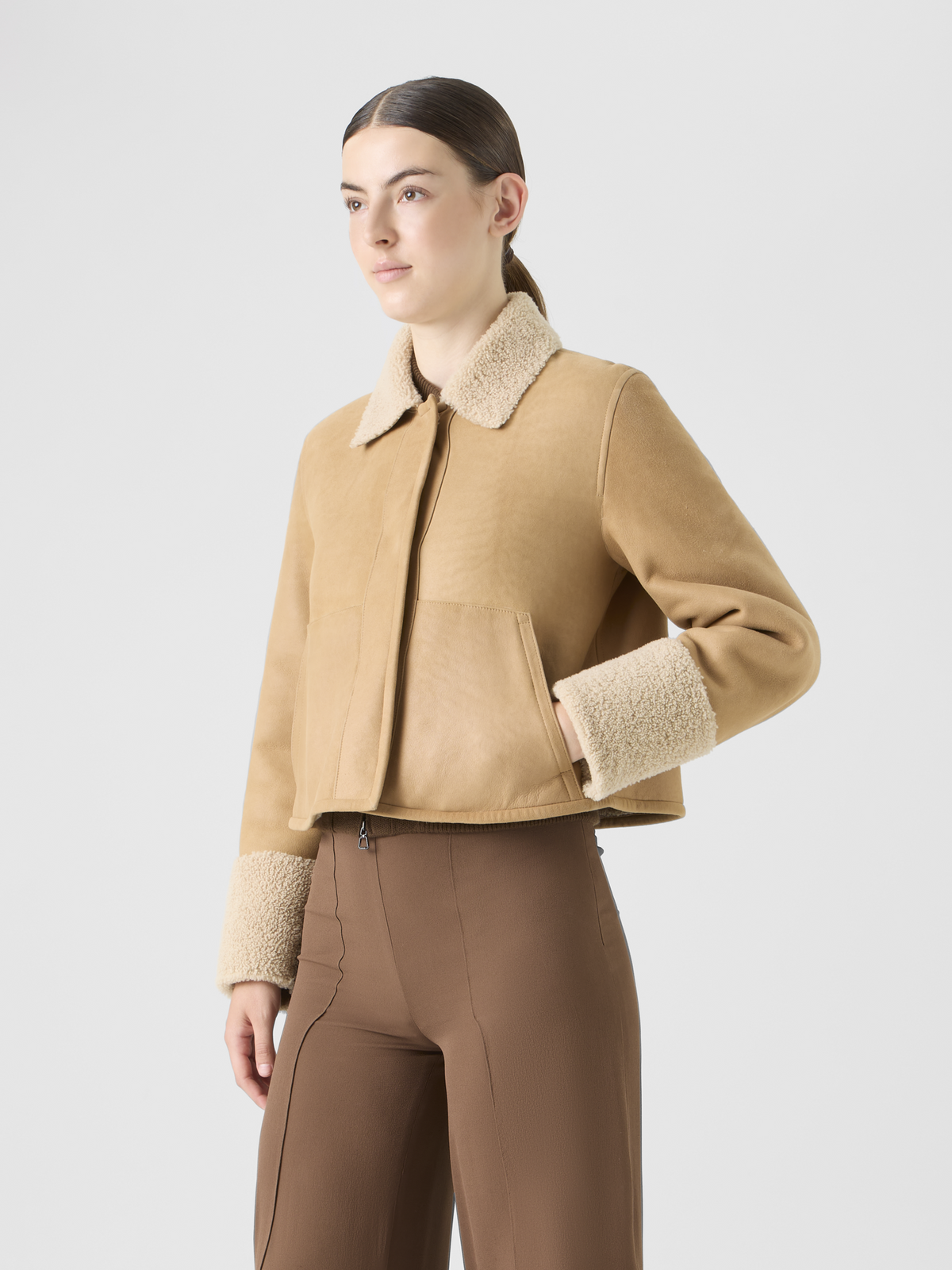 Designer Kurze Lammfelljacke mit Pelzkragen und Manschetten - Beige #editorial