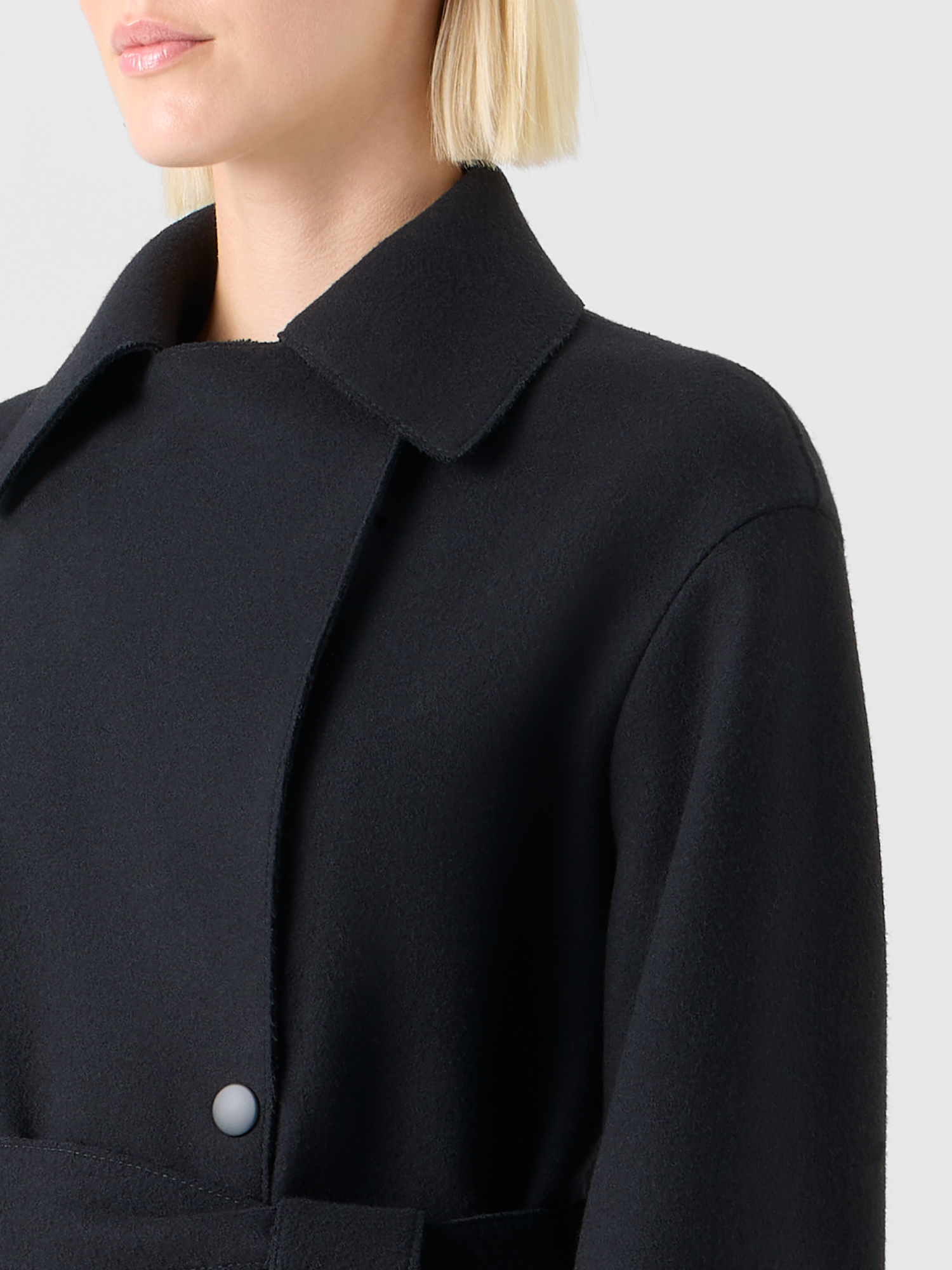 Designer Trenchcoat aus gefilzter Wolle mit Fransen - Schwarz 