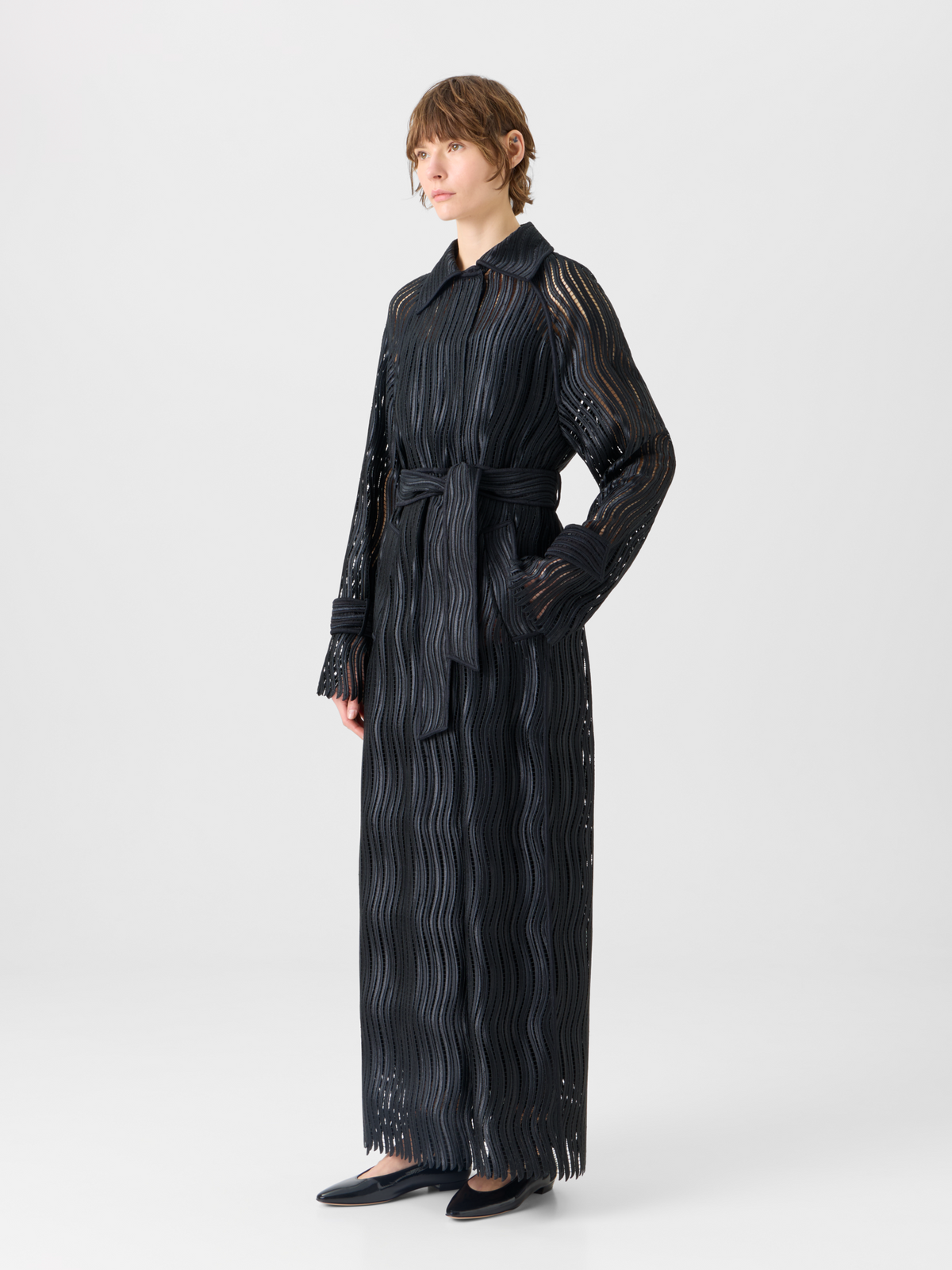 Designer Estelle langer Mantel aus Wave-Guipure - Schwarz #editorial